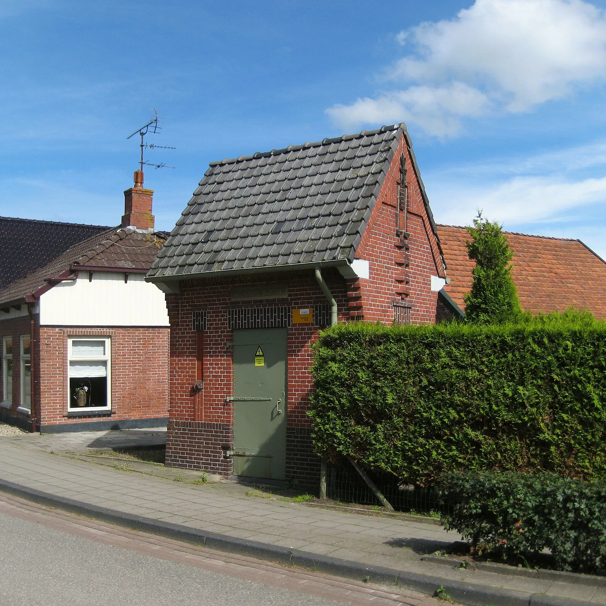 Photo showing: Electricity distribution substation in Kommerzijl, a village in the Dutch province of Groningen.