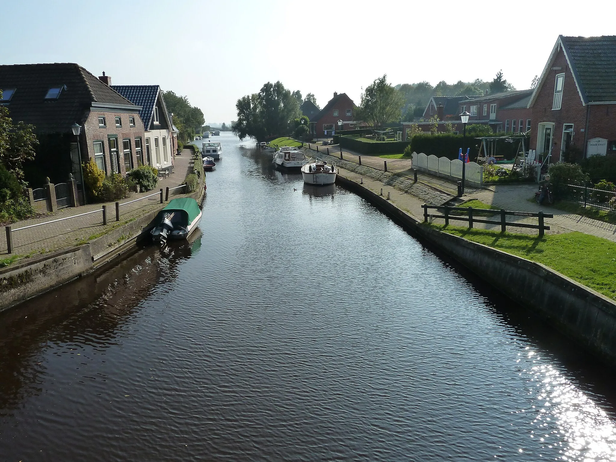 Photo showing: Kommerzijlsterdiep gezien vanaf de sluis in Kommerzijl.