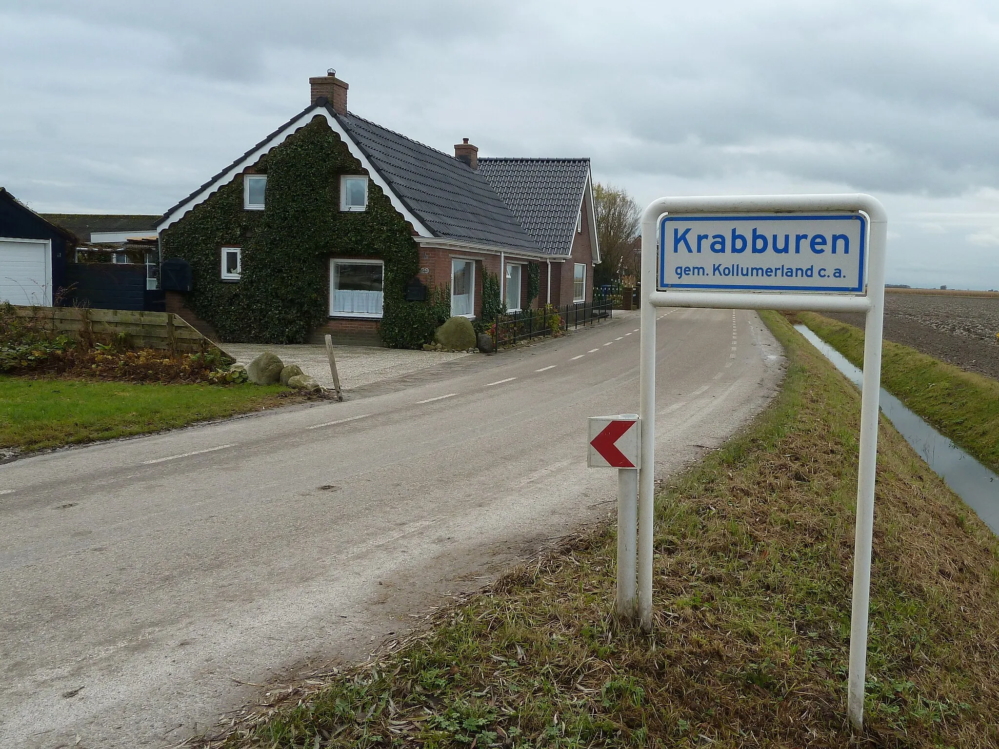 Photo showing: Naambordje van het buurtschap Krabburen in de Friese gemeente Kollumerland en Nieuwkruisland, gezien vanaf de richting Munnekezijl.