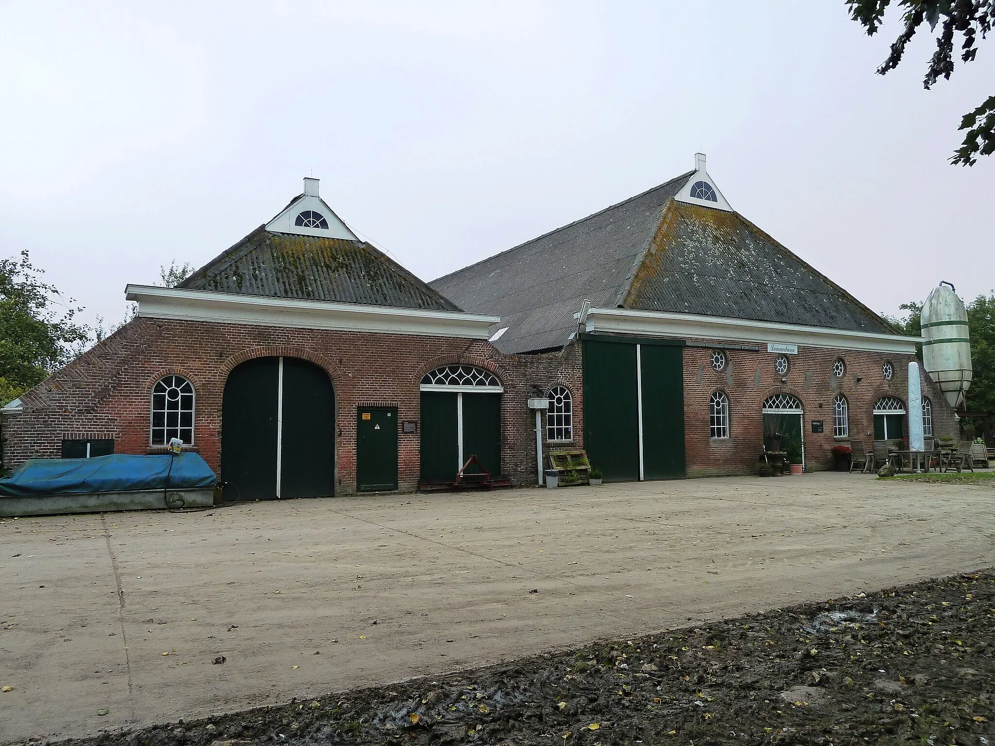 Photo showing: Westelijke boerderij (natuurboerderij) van Lammerburen (Groningen, Nederland), waar steenuilen broeden.
