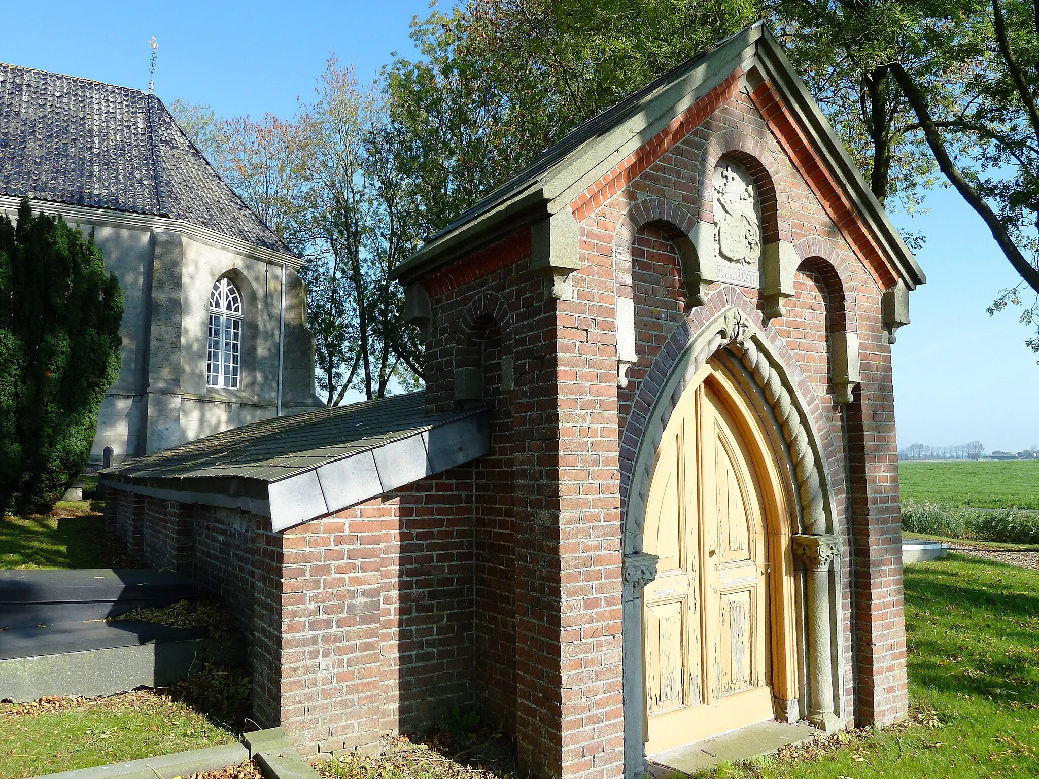 Photo showing: Familiegrafkelder van Alberda van Ekenstein uit 1883 op de begraafplaats bij de kerk van Tjamsweer.