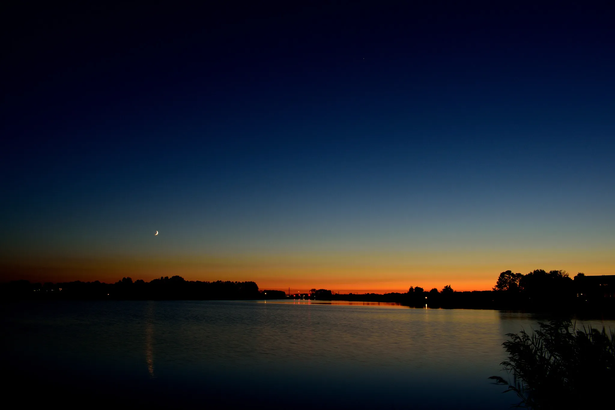 Photo showing: 500px provided description: A beautiful sky [#sky ,#sunset ,#water ,#orange ,#moon ,#golden hour]