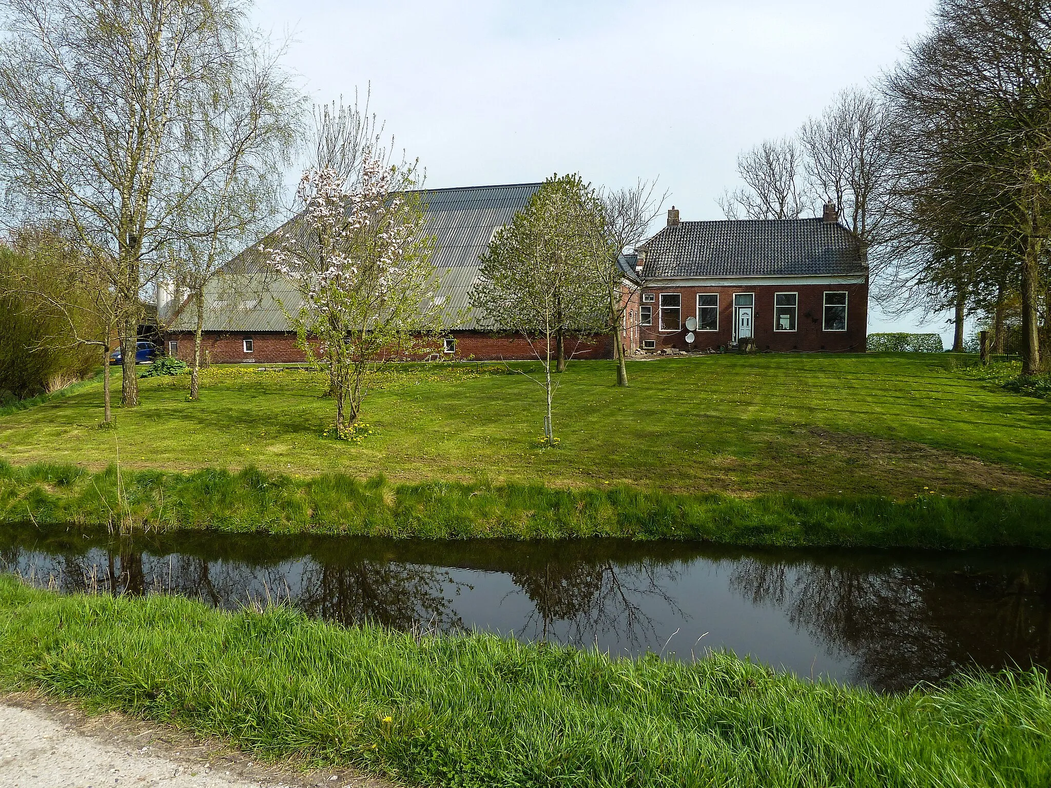 Photo showing: Boerderij Menkeweer bij het kerkhof van Menkeweer.