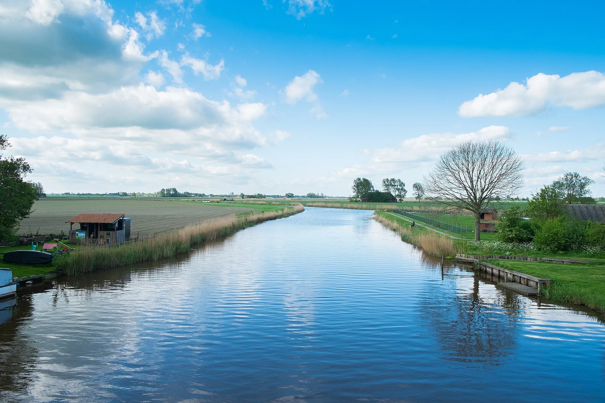 Photo showing: De Lauwers gezien vanaf de Nieuwe Friese Sluis in zuidwestelijke richting. Het betreft het in 1882 voor de sluis gekanaliseerde deel van de Lauwers