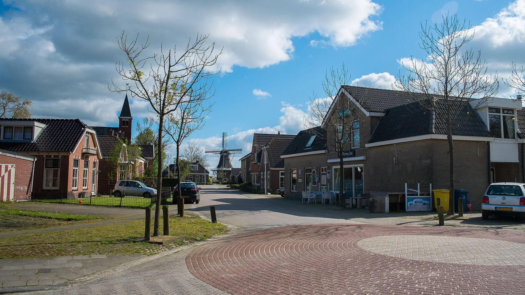 Photo showing: Gezicht op de Methardusstraat in Munnekezijl met linksachter de toren van de gereformeerde kerk, rechtsachter korenmolen Rust Roest en rechts café De Sluys.