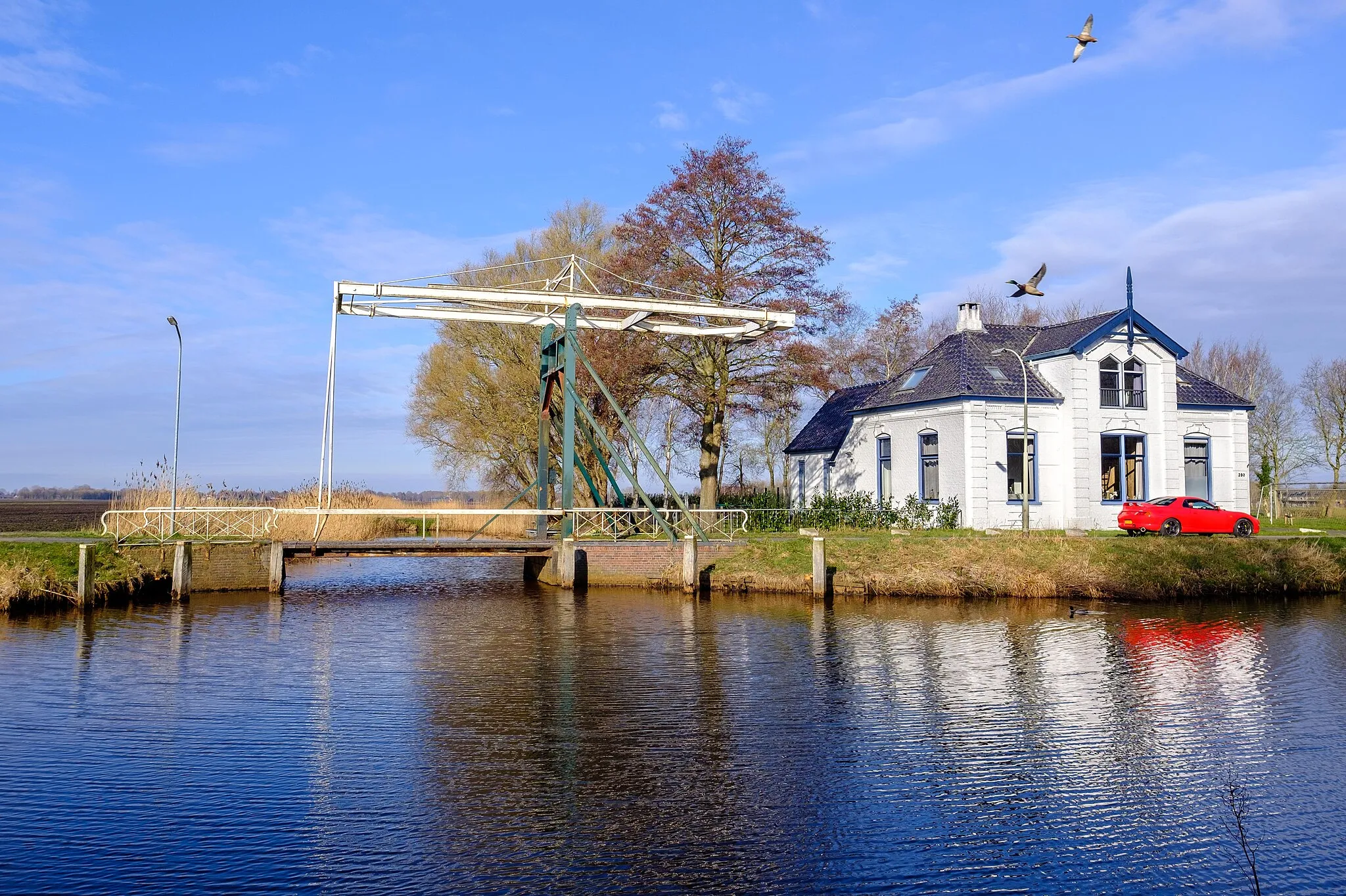 Photo showing: Voormalige directeurswoning (van directeur Dijkhuis) uit 1904 van de gesloopte aardappelmeelfabriek De Eendracht (stond erachter) met links een klapbrug over de voormalige Eendrachtswijk, die uitkomt in het Kielsterdiep op de voorgrond.