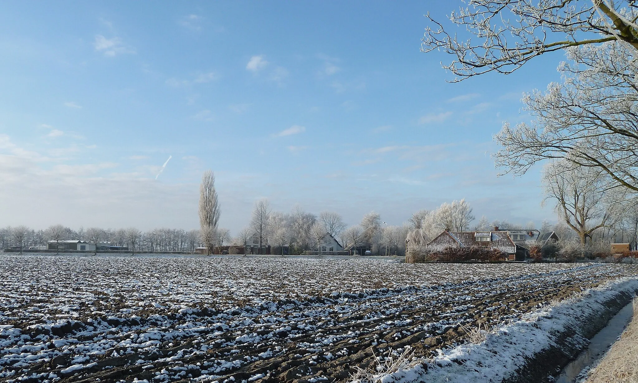 Photo showing: 't Hoekje gezien vanaf de richting Ooster Waarddijk (Kommerzijl) tijdens een van de eerste sneeuwdagen van 2010.