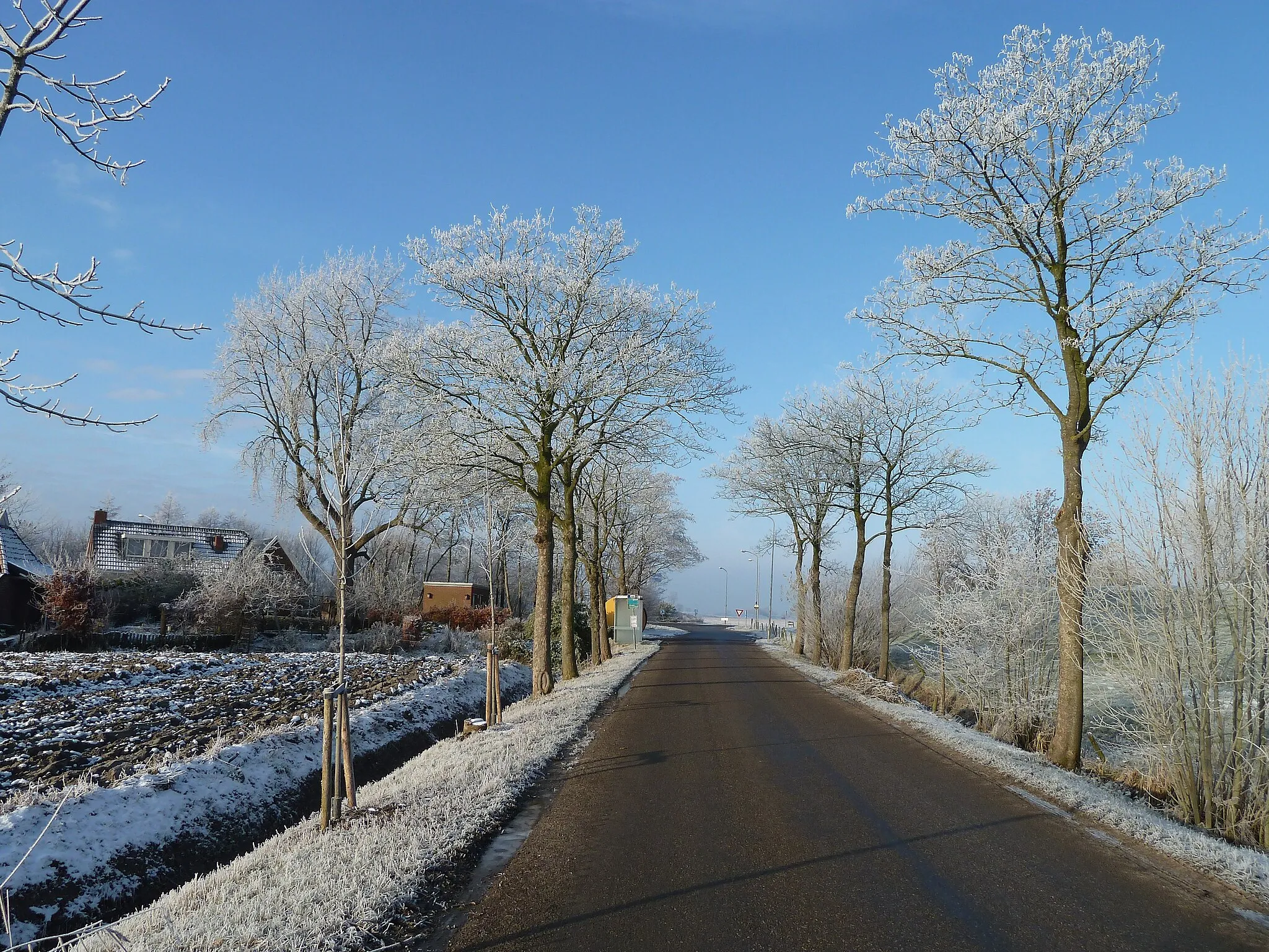 Photo showing: 't Hoekje gezien vanaf de richting Ooster Waarddijk (Kommerzijl) tijdens een van de eerste sneeuwdagen van 2010.