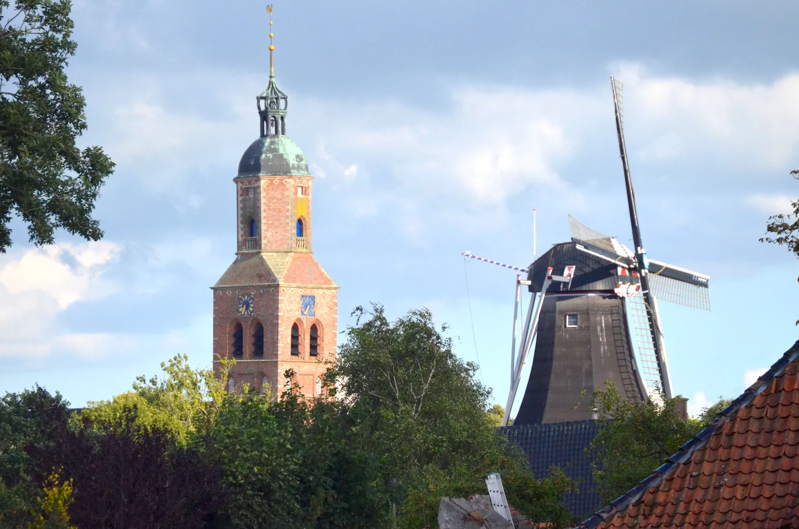 Photo showing: Zicht op Kerktoren en Molen te Eenrum. Foto: Erik Swierstra.