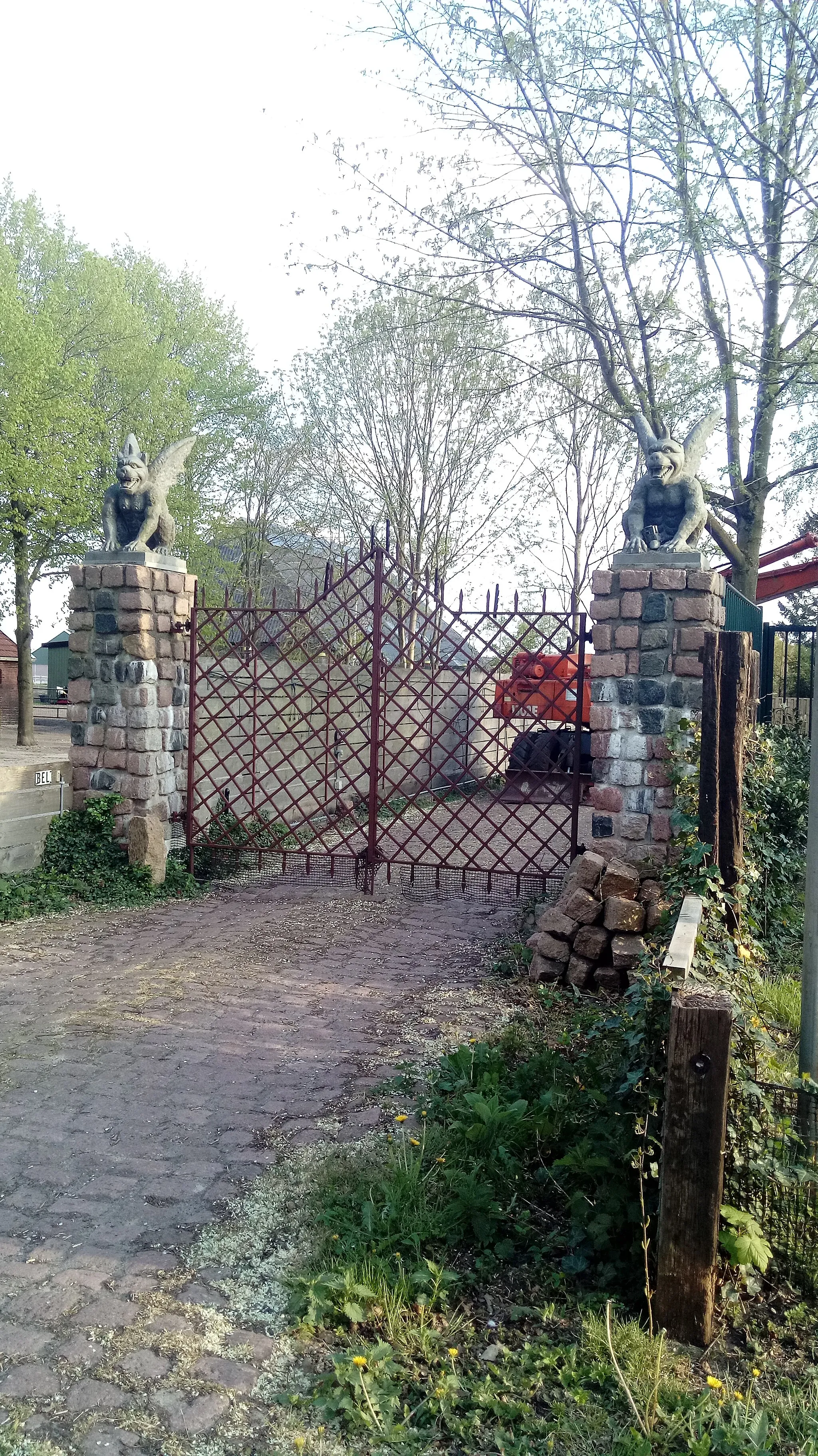 Photo showing: Gargoyles on the gate of a house, that is located in the Groninger village of Zuidwending, Veenkoloniën.