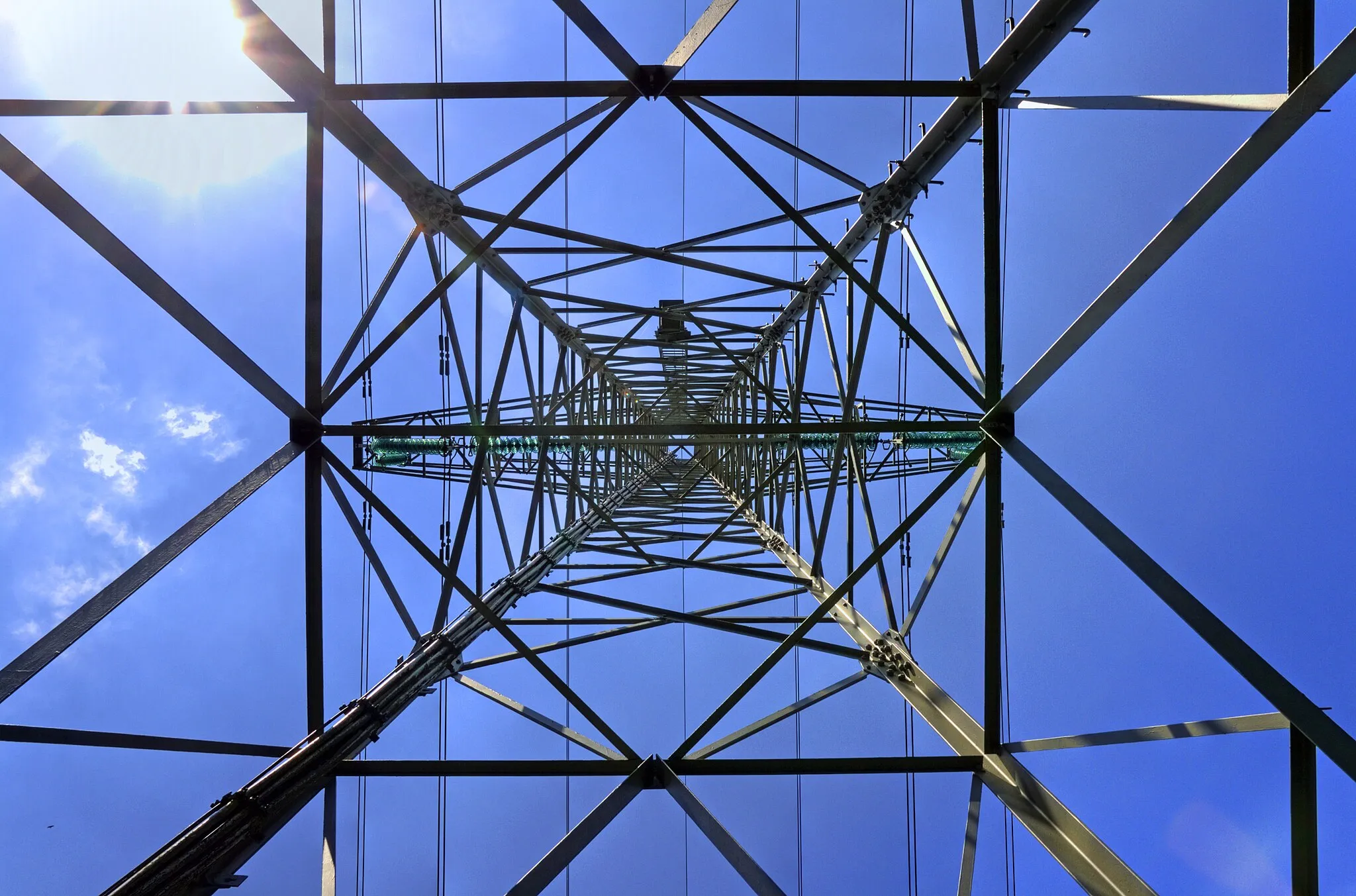 Photo showing: Perspective view of a suspension pylon (150 kV) at Maalbroek.