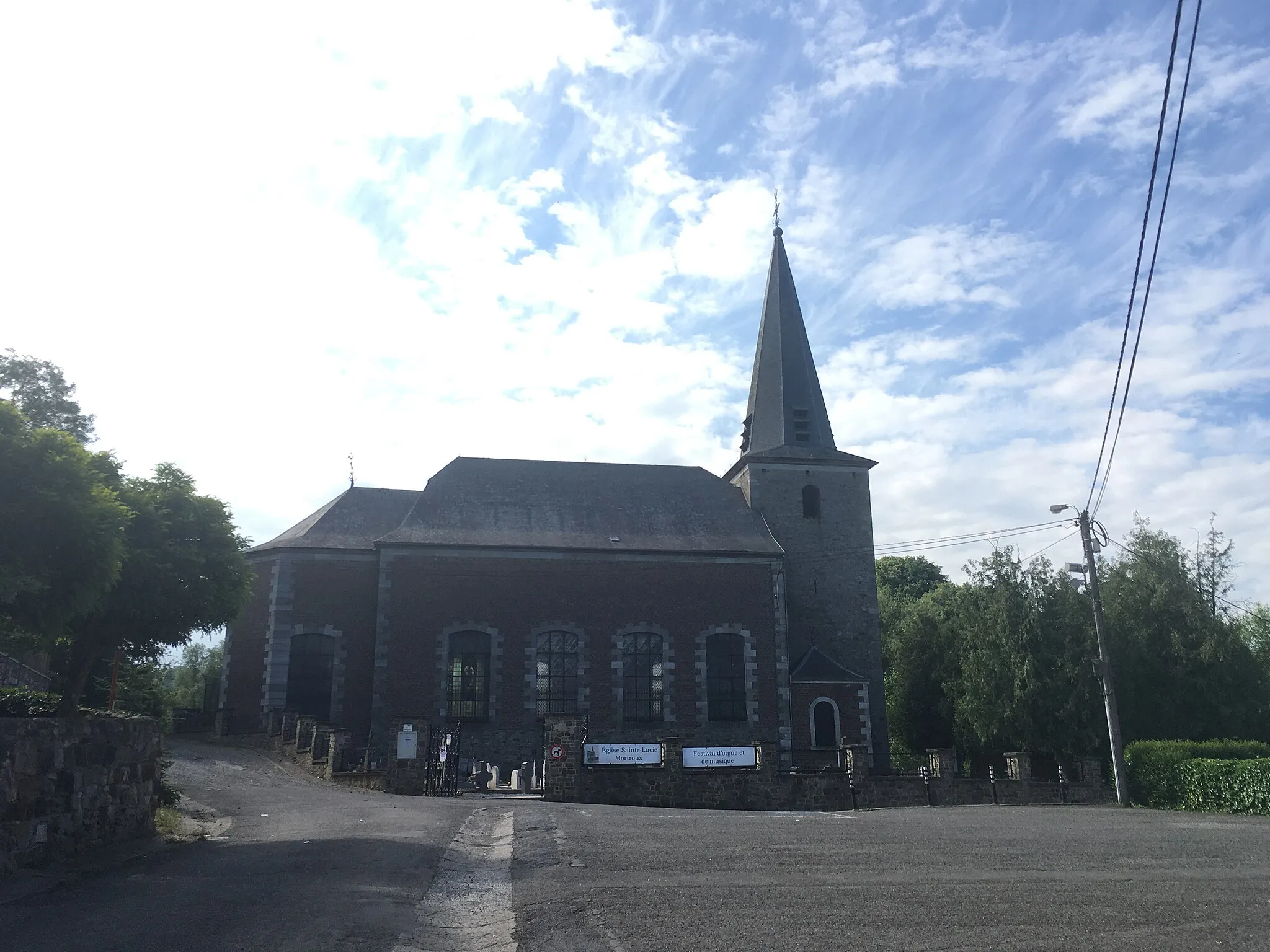 Photo showing: Sint Luciakerk in Mortroux, gemeente Dalhem, in mei 2022.