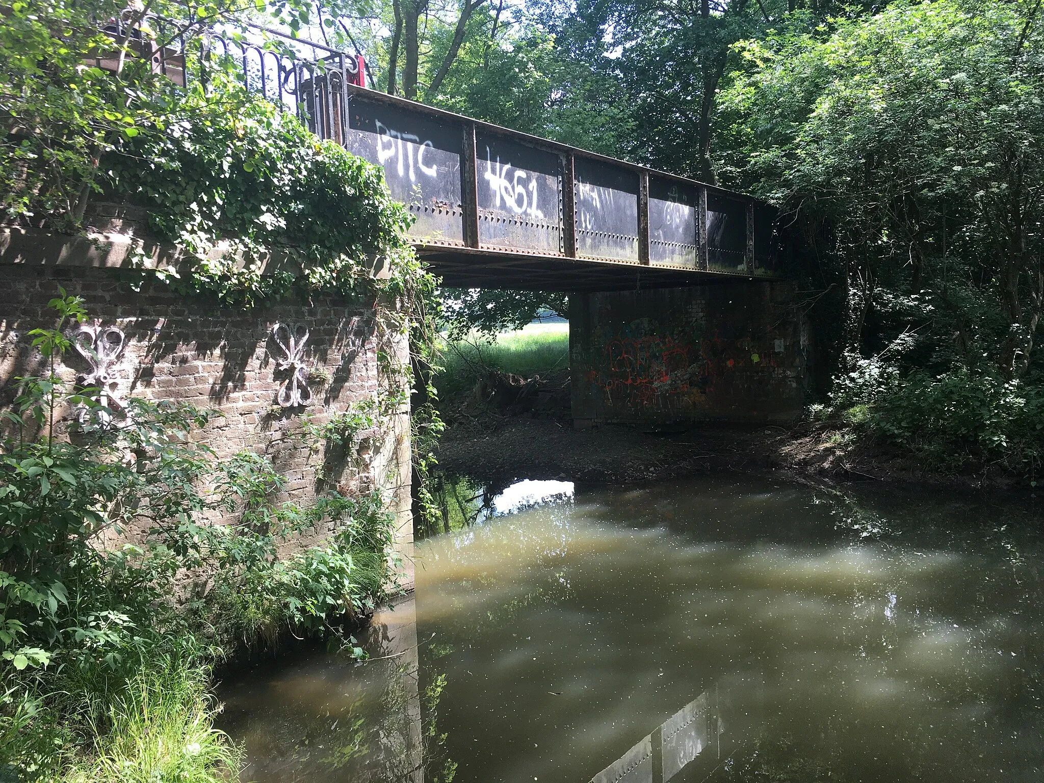 Photo showing: Brug van de voormalige tramlijn 466A (Luik-Voeren) over de Berwijn (Berwinne) tussen Mortroux en Dalhem, in mei 2022.