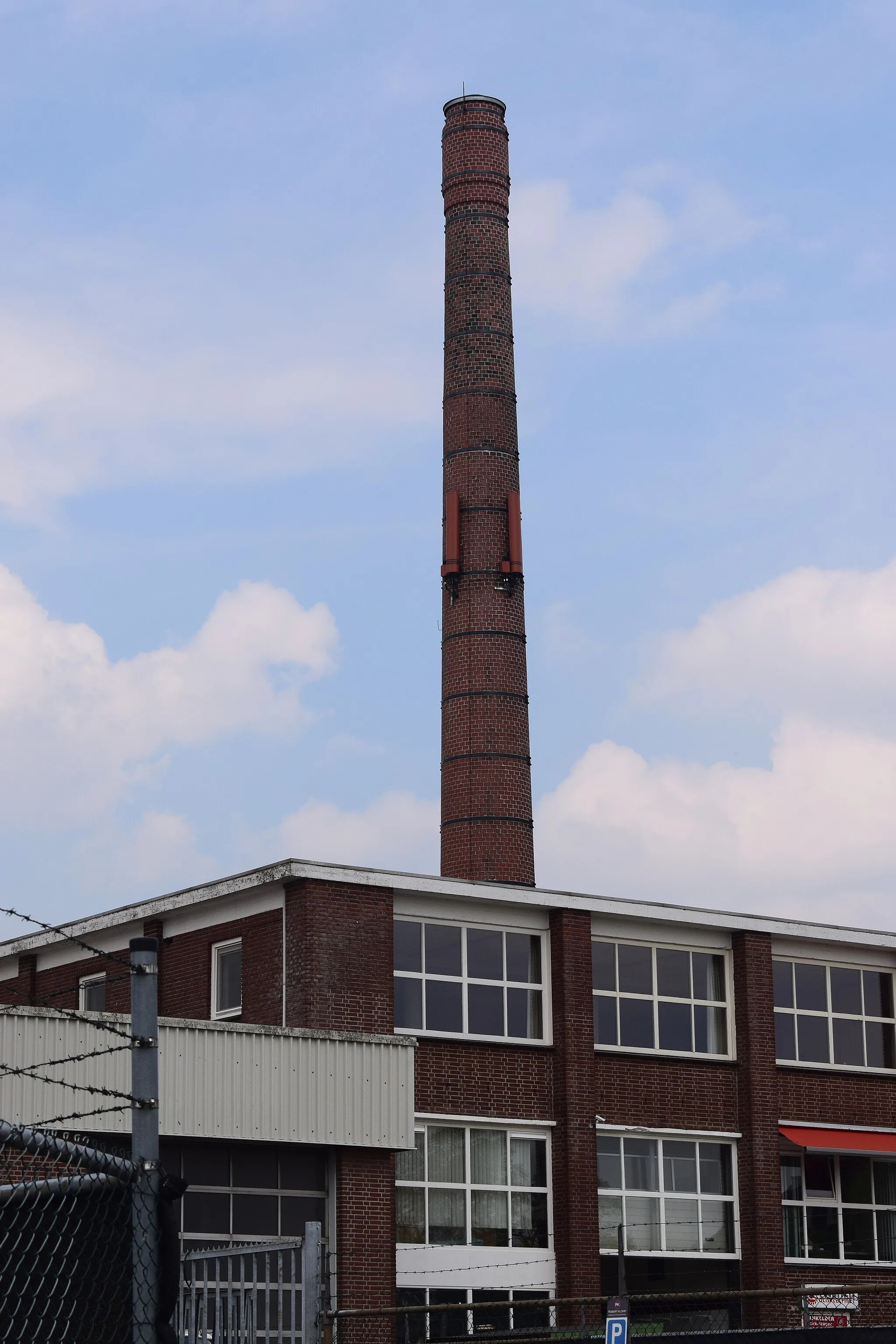 Photo showing: Fabriekspijp Leunen