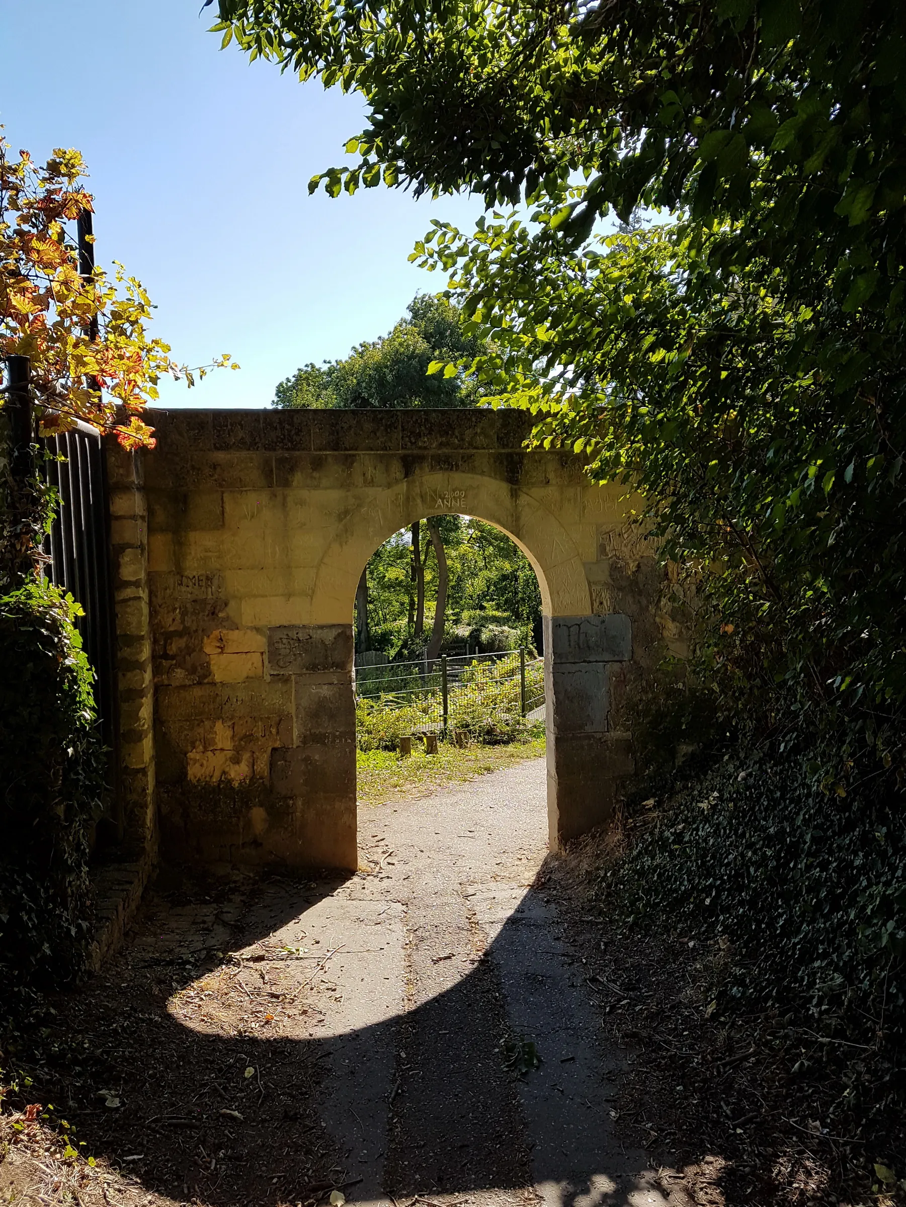 Photo showing: Limestone gate near Slavante, a former monastery site on the east slope of Mount Saint Peter in Maastricht, Netherlands.