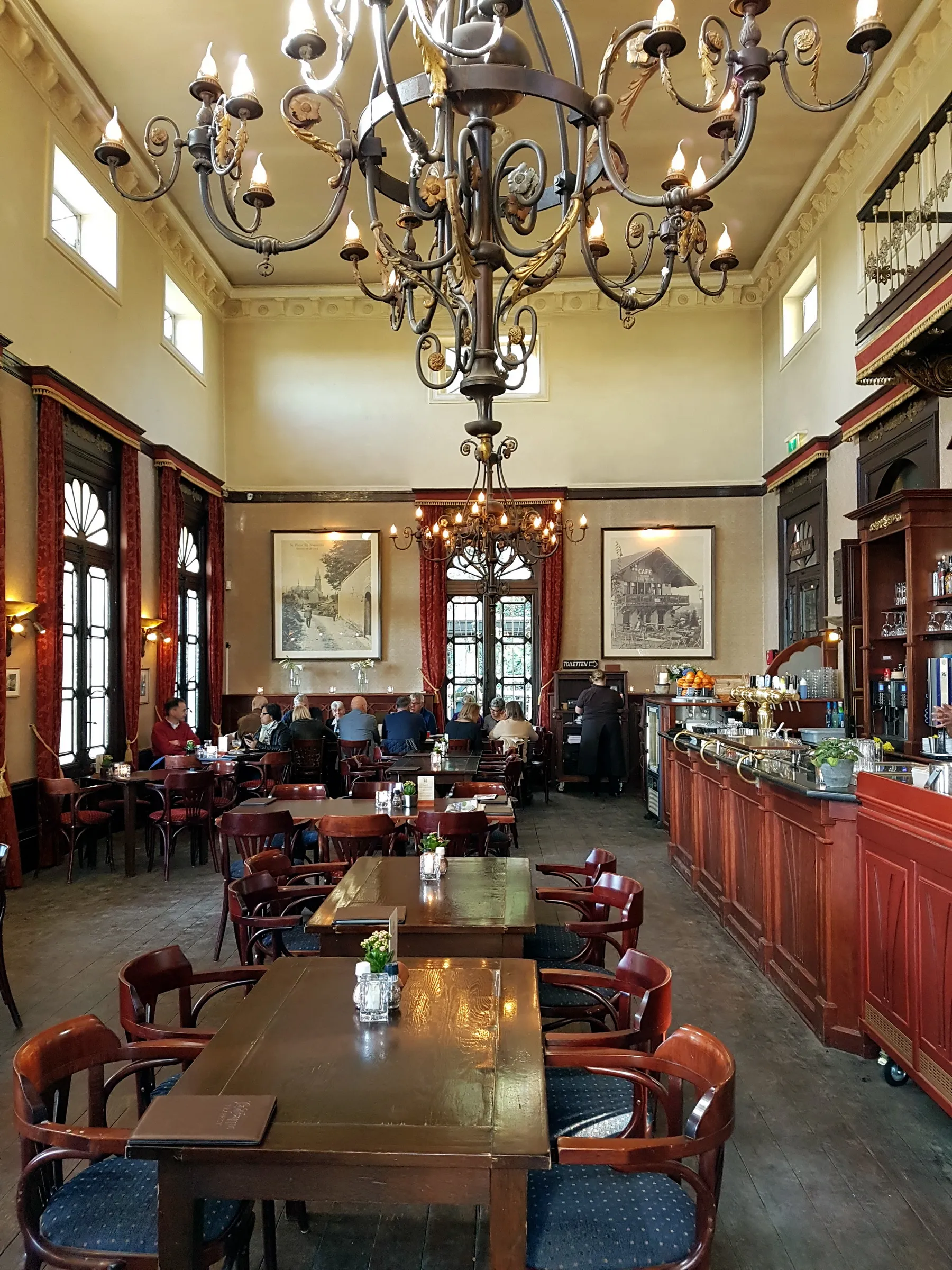 Photo showing: Interior of Buitengoed Slavante, a 19th-century gentlemen's club, now a café and restaurant on the east slope of Mount Saint Peter in Maastricht, Netherlands.