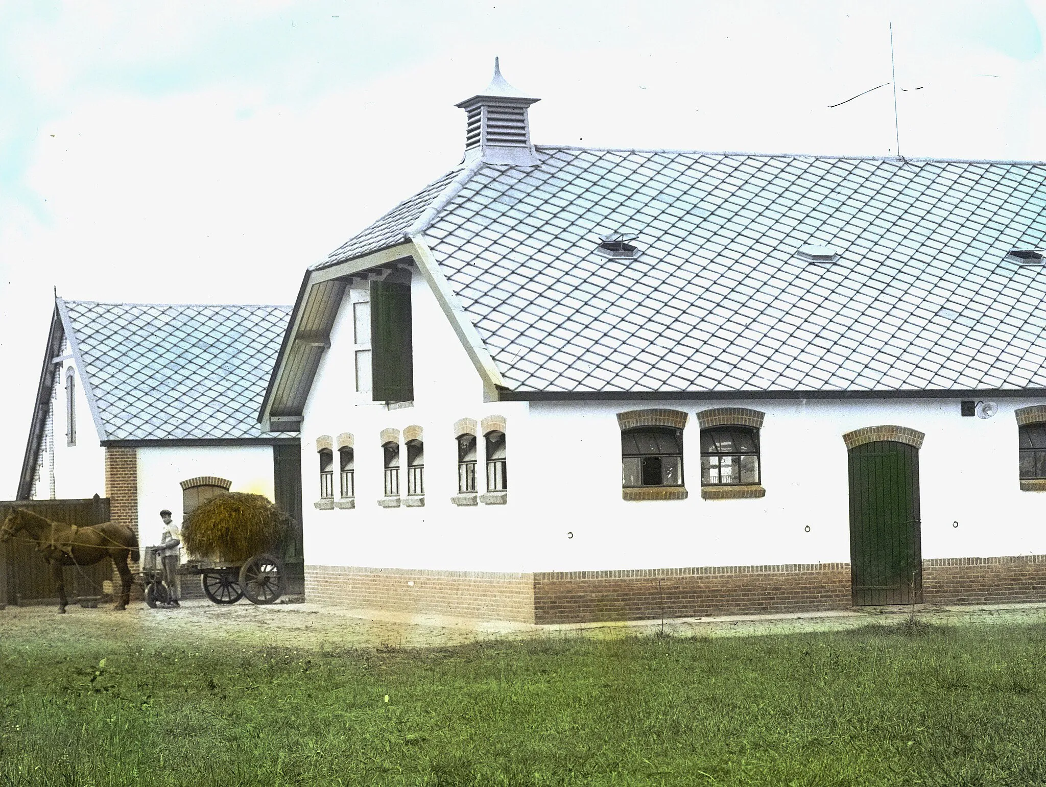 Photo showing: Collectie / Archief : Fotocollectie Nederlandse Heidemaatschappij Reportage / Serie : [ onbekend ]
Beschrijving : Modelboerderij Lactaria te Stevensbeek
Annotatie : In 1910 verkocht de gemeente Sambeek 455 hectare woeste grond aan J.H.B. Klijnen uit Maastricht. Die richtte het bedrijf Lactaria NV, een ontginningsboerderij, op. In een korte tijd werd de bijbehorende grond omgezet van onmetelijke heidevelden in bouw- en grasland. De ontginning en exploitatie was aanvankelijk in handen van de Nederlandse Heidemaatschappij. De nieuwe “nederzetting” Lactaria bestond uit een modelboerderij en drie dubbele arbeiderswoningen.
Datum : ongedateerd
Locatie : Stevensbeek
Trefwoorden : moderne landbouwgebouwen, woningen
Fotograaf : [onbekend]
Auteursrechthebbende : Nationaal Archief
Materiaalsoort : Lantaarnplaatje (glasdia)
Nummer archiefinventaris : bekijk toegang 2.24.06.02
Bestanddeelnummer : 193-1370