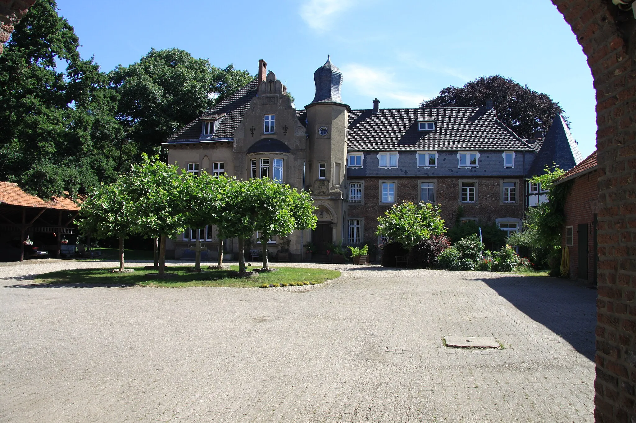 Photo showing: Haus Hülhoven im Juni 2022. Das Foto wurde unter dem Torbogen stehend aufgenommen und wird von der Familie des Eigentümers zur Verfügung gestellt.