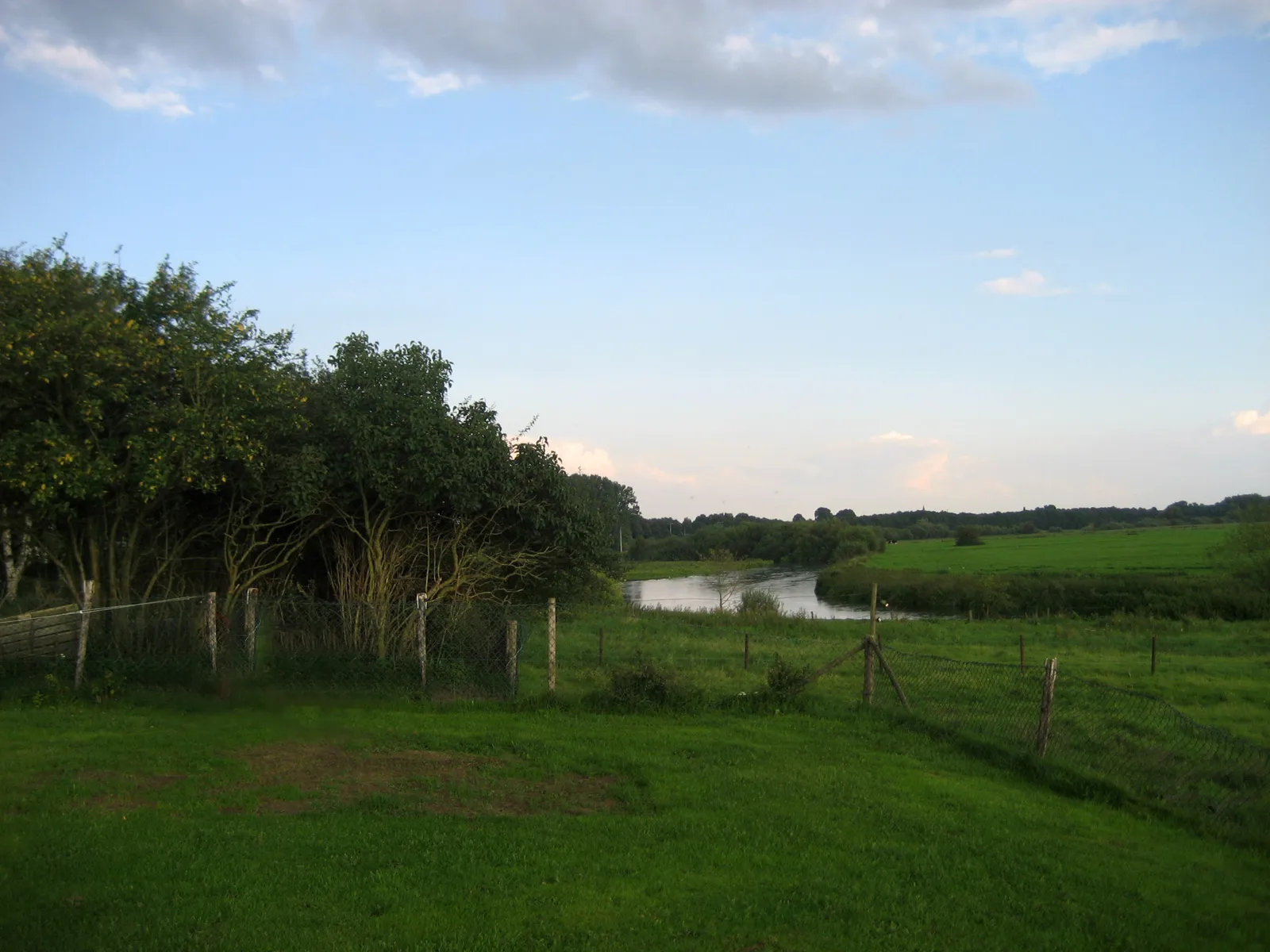 Photo showing: Niers near confluence with the Meuse, Milsbeek, Holland.