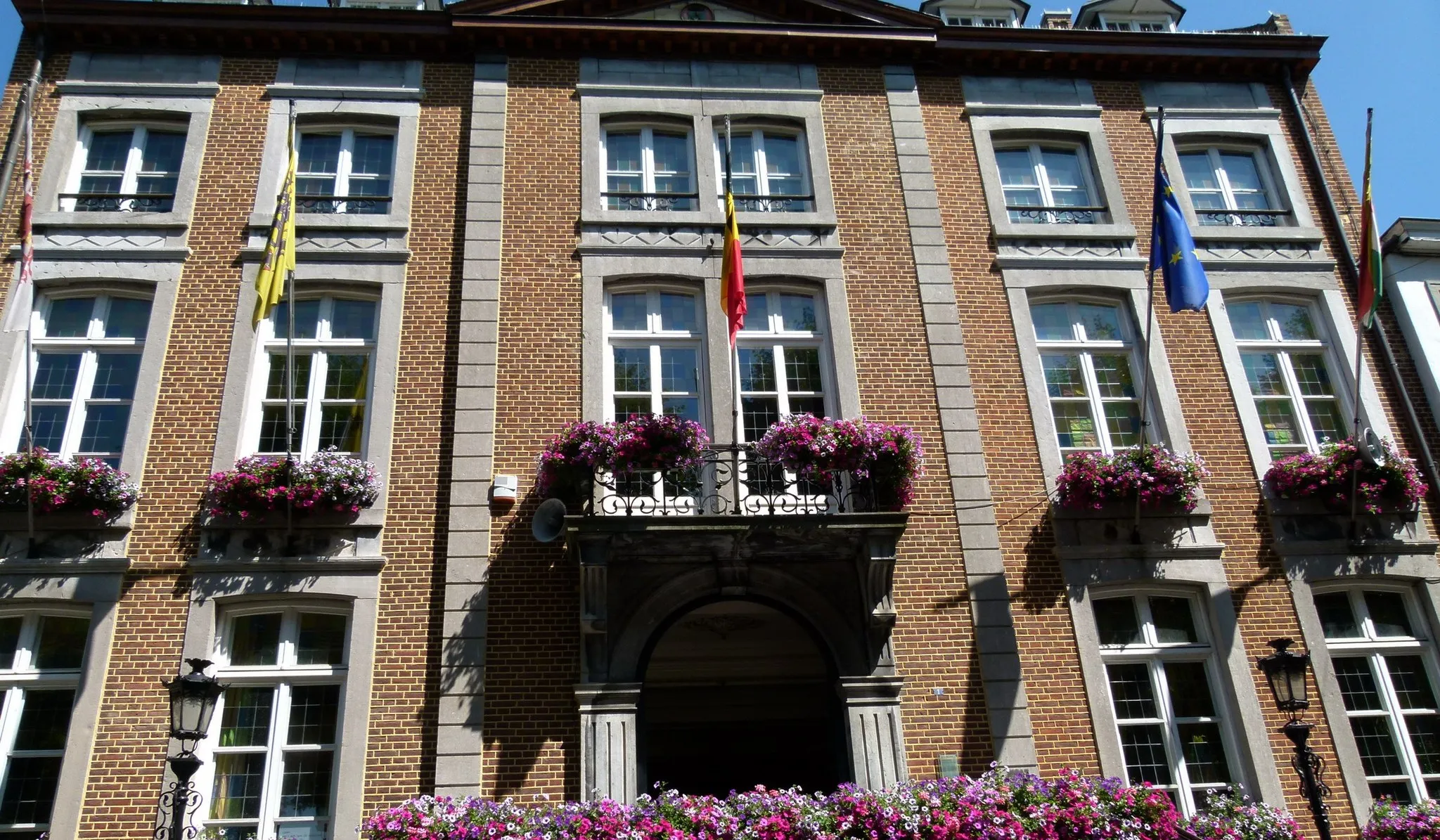 Photo showing: Maaseik, Belgium. View of the town hall on Markt, the main square in the town center.