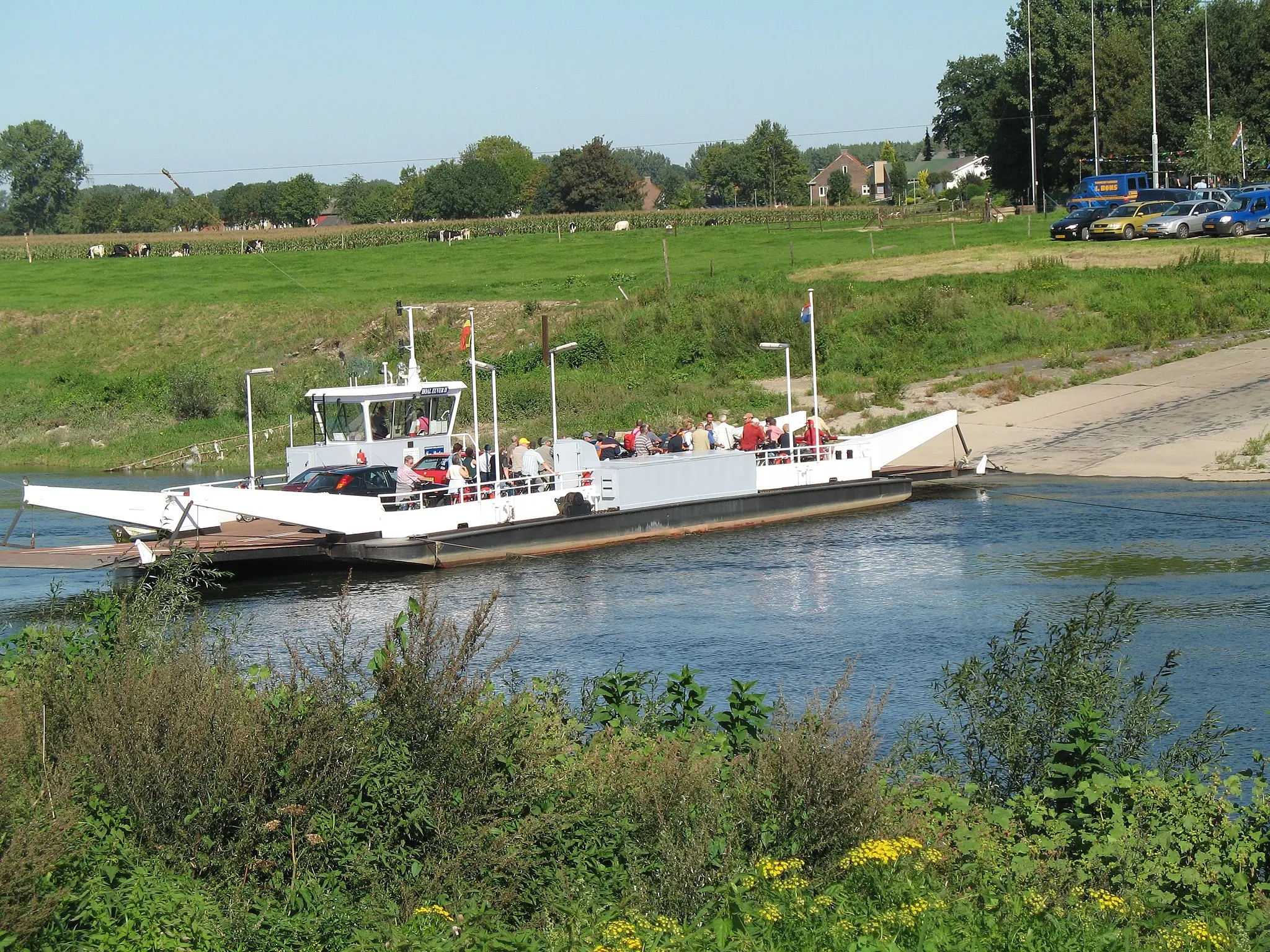 Photo showing: Ferry crossing the Meuse River between Meeswijk (Be) and Berg-a/d-Maas (Nl)