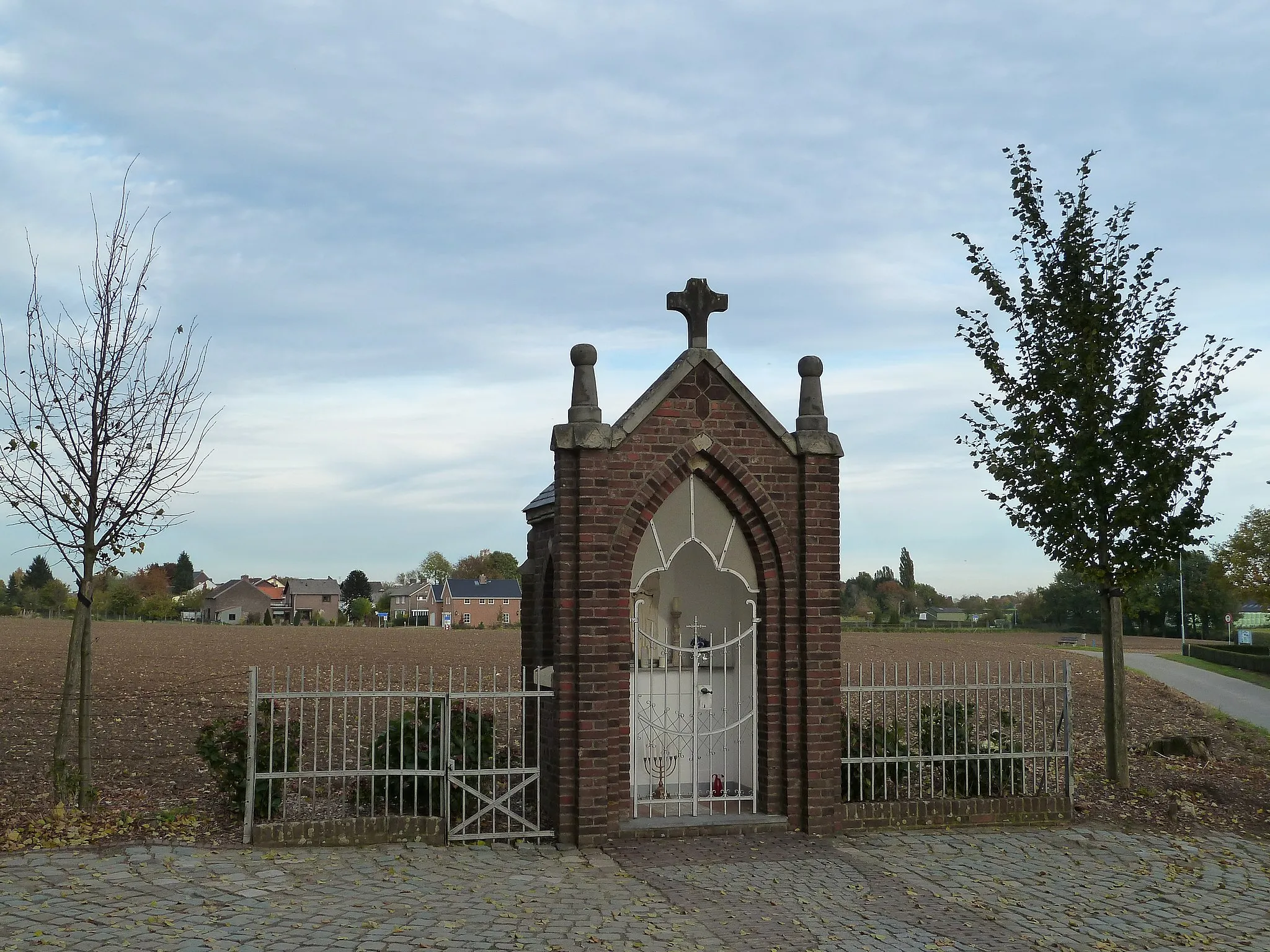 Photo showing: Chapel at crossing Ravensbos, Arensgenhout, Limburg, the Netherlands