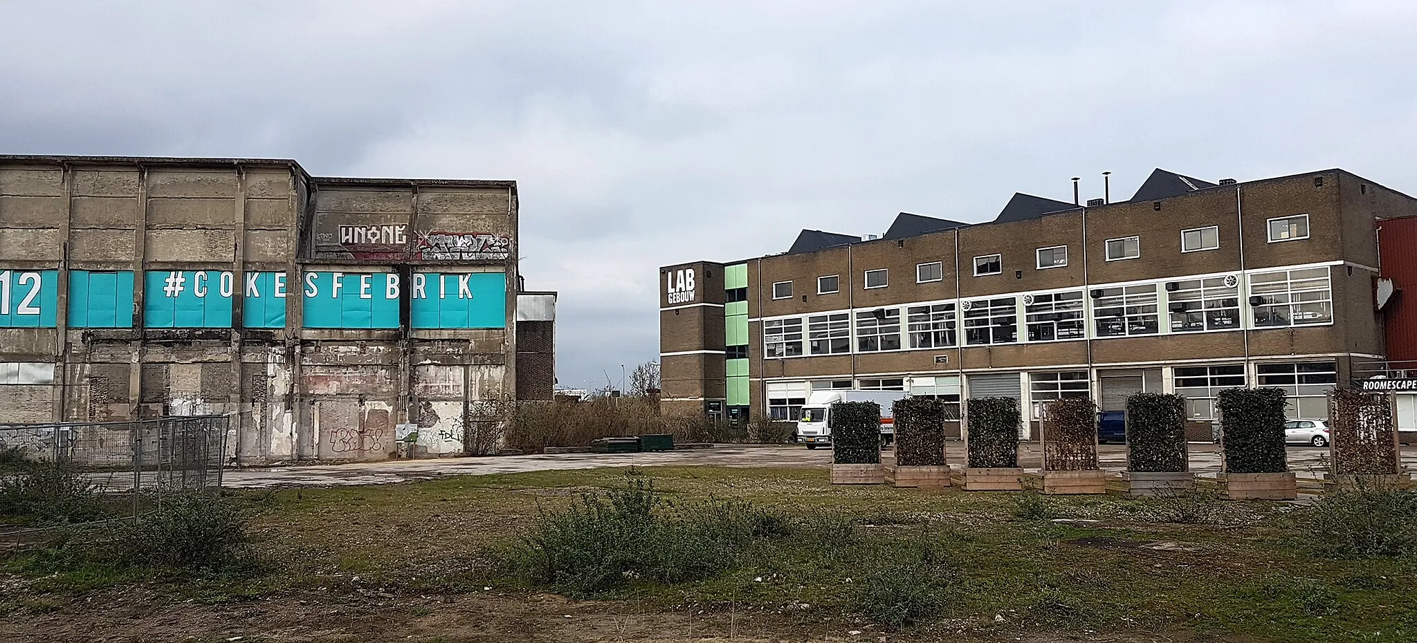 Photo showing: View from Cabergerweg towards Cokesfabriek & Labgebouw (formerly Radium Rubber) in Maastricht, Netherlands. The buildings were saved as part of Maastricht's industrial heritage and received a cultural destination.