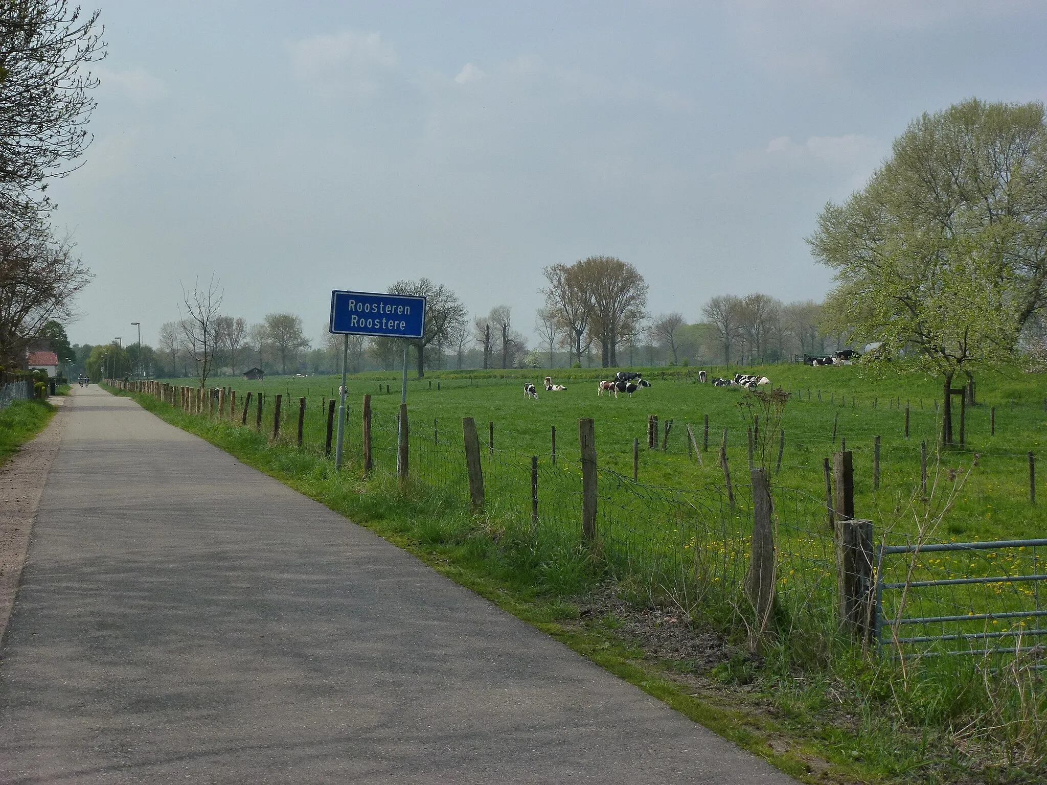 Photo showing: Roosteren (Echt-Susteren) bilingual city limit sign