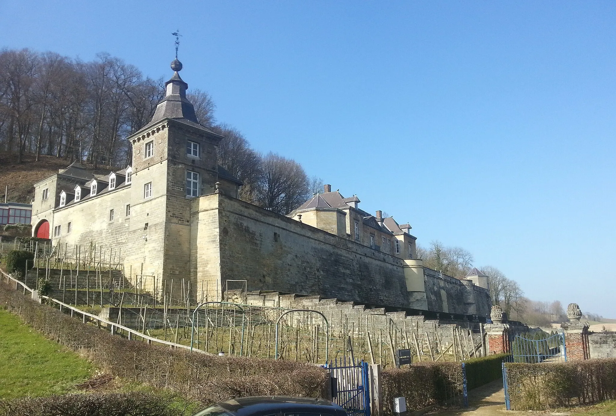 Photo showing: Corner tower and vineyard of Château Neercanne