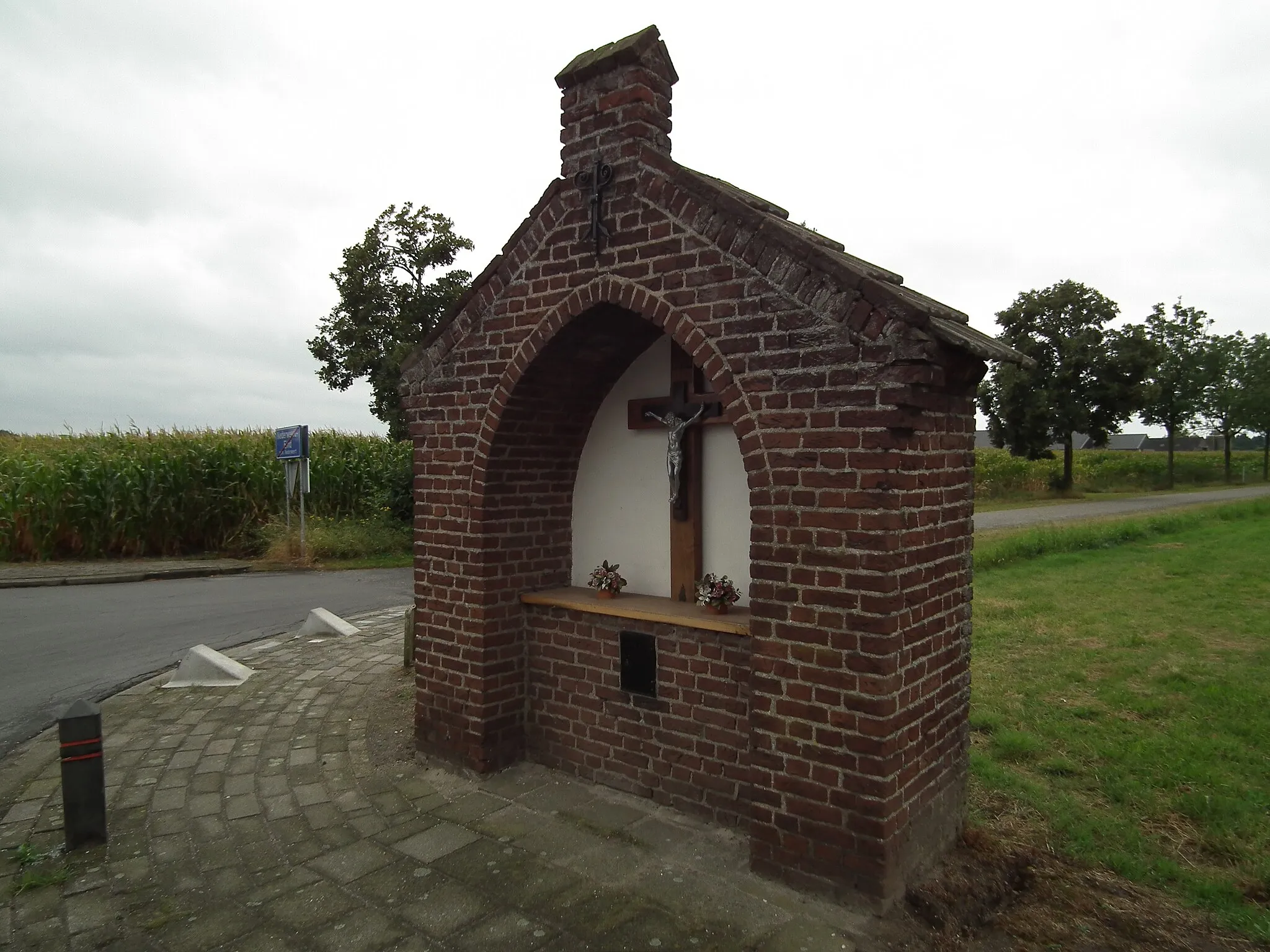 Photo showing: Chapel near the cross section of the roads Eind and Hulsen.