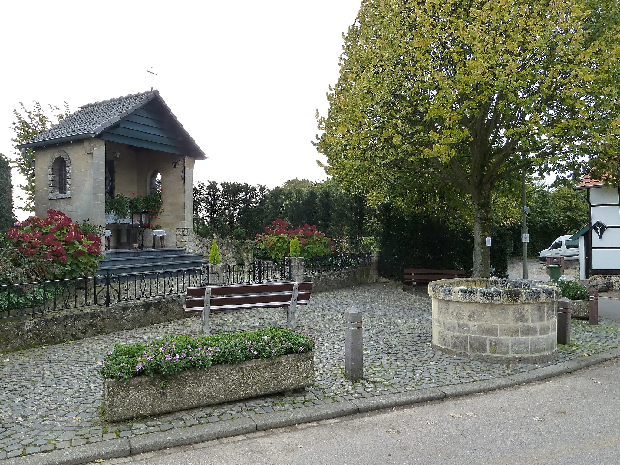 Photo showing: Chapel and well, IJzeren, Limburg, the Netherlands