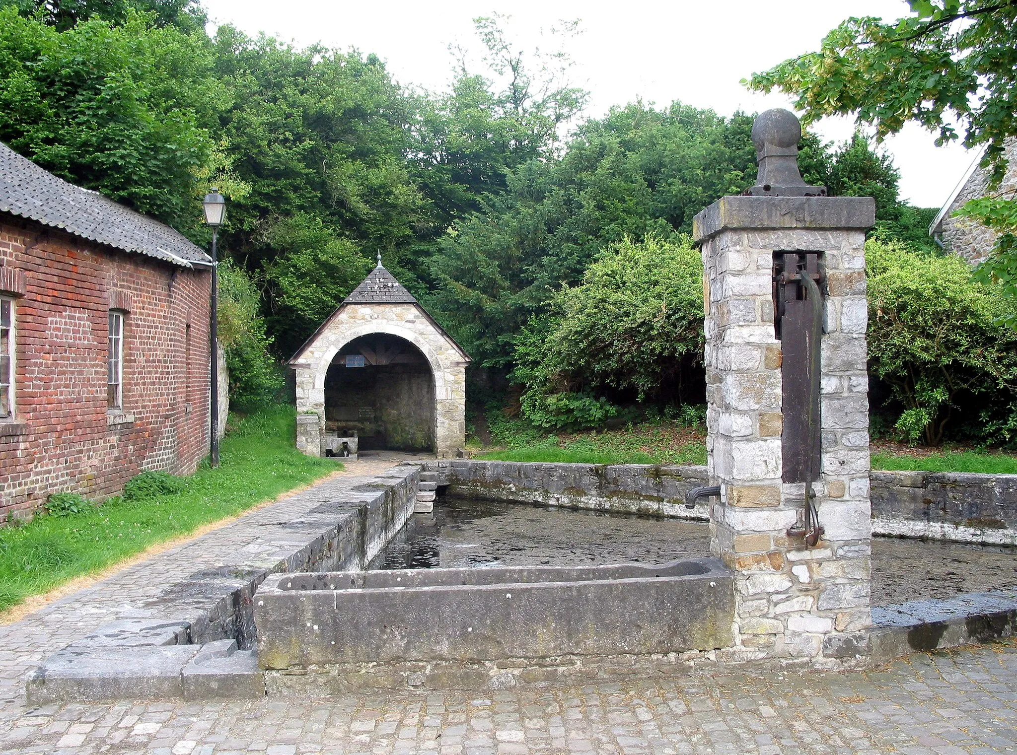 Photo showing: Soiron (Belgium), the old public wash-house and the fountain.