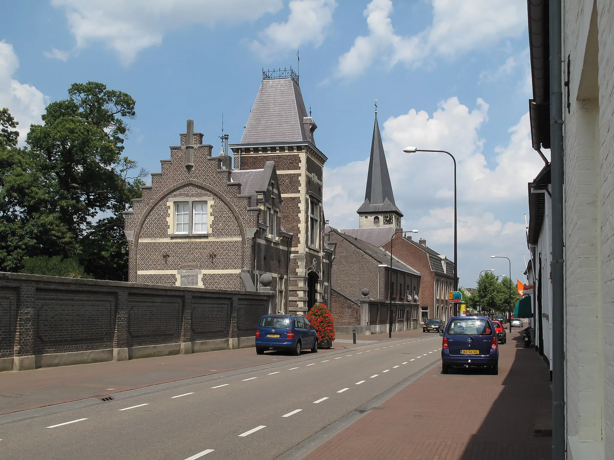 Photo showing: Gronsveld, view of the main street called Rijksweg, with in the front left the gate building of the castle and further on the churchtower