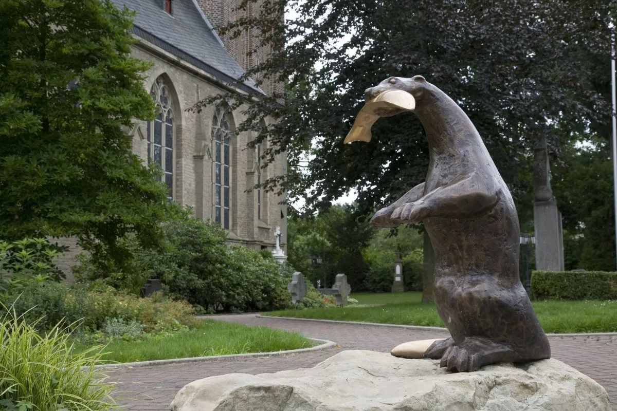 Photo showing: Pfarrkirche Sint Peter: Bronzen beeld van otter (opmerking: Publicatie: TRAP Brüggen, een cultuurhistorische fietstocht)