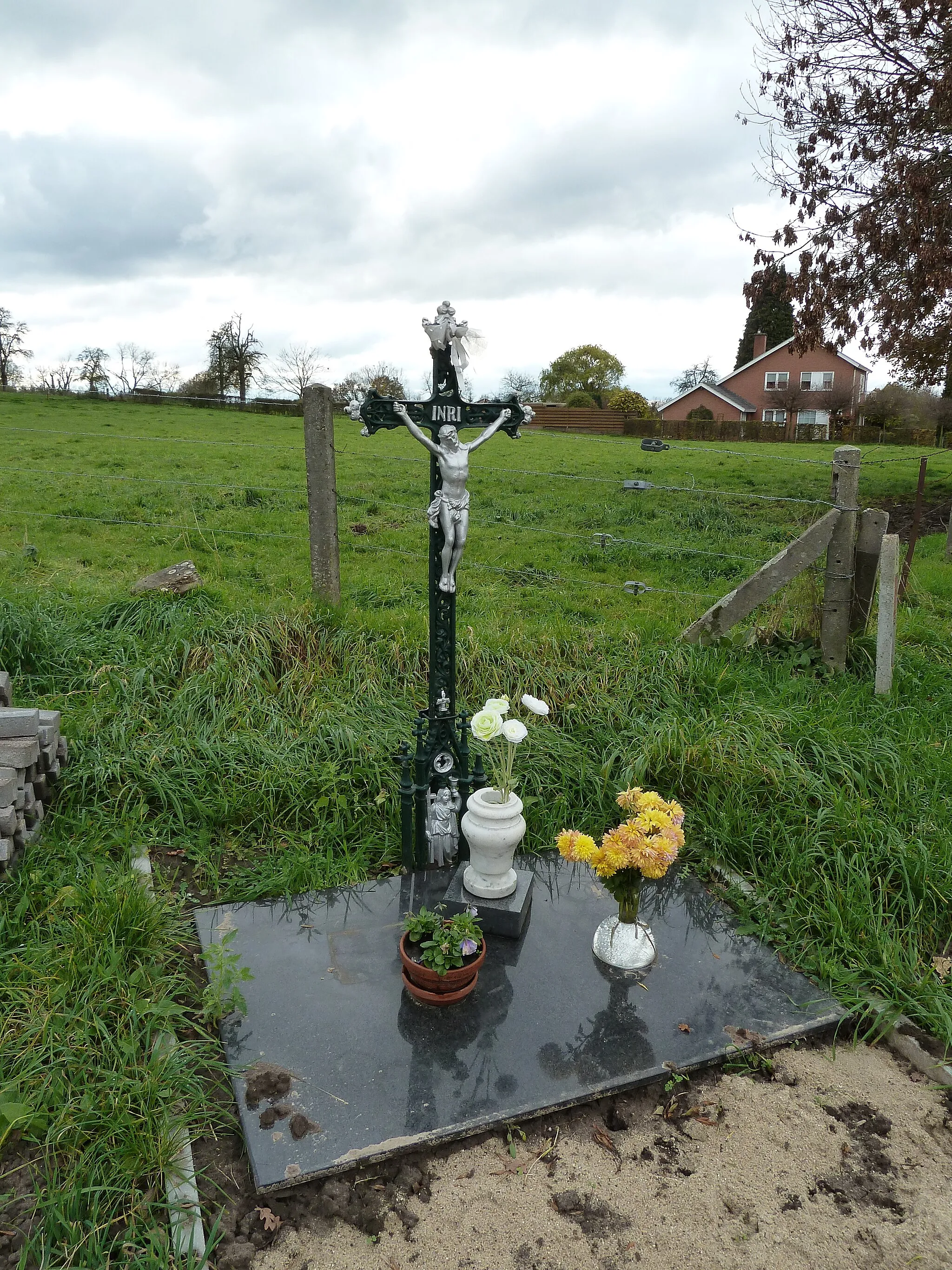 Photo showing: Cross at crossing Vaesrade-Vaesraderweg, Vaesrade, Limburg, the Netherlands