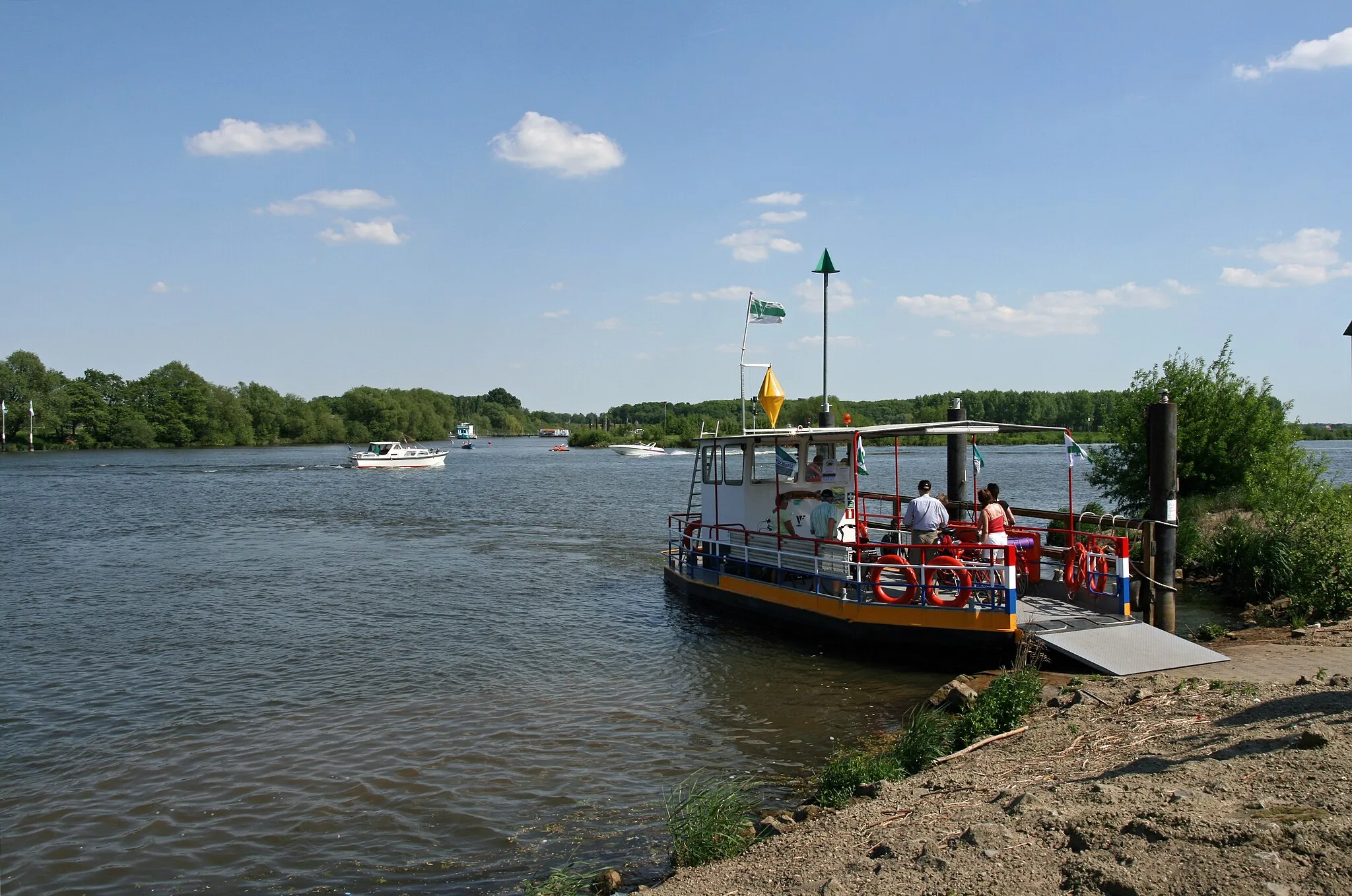 Photo showing: Fiets- en voetveer over de Maas