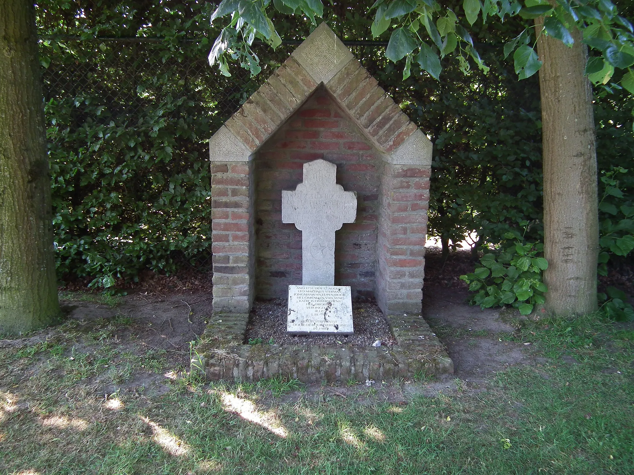 Photo showing: Memorial cross at the Wessemerdijk, near the village Nederweert