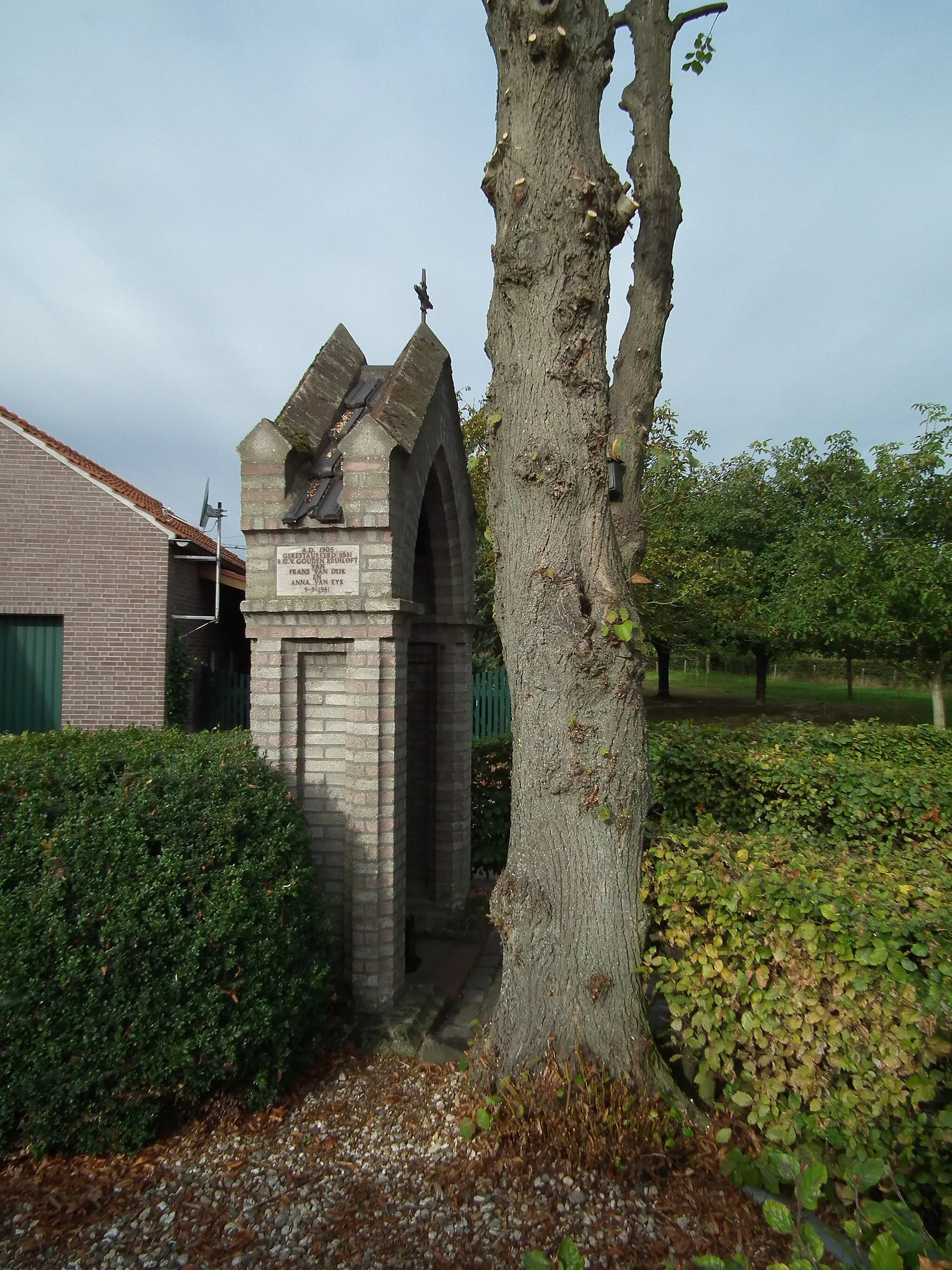 Photo showing: Left side of the chapel at the Hoofstraat.