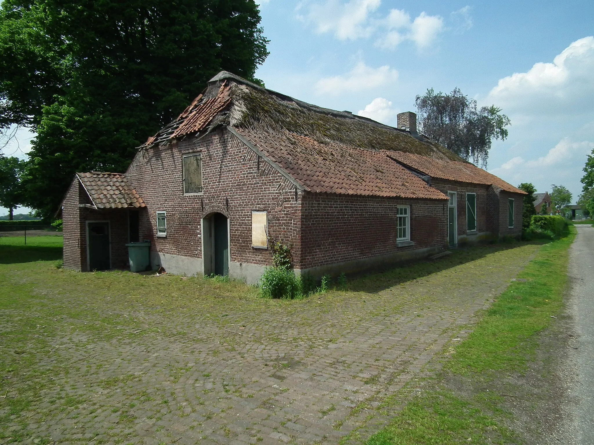 Photo showing: Farmhouse B-j Braos in the hamlet Boeket near the village Nederweert. Frontside of the house in the spring of 2012.