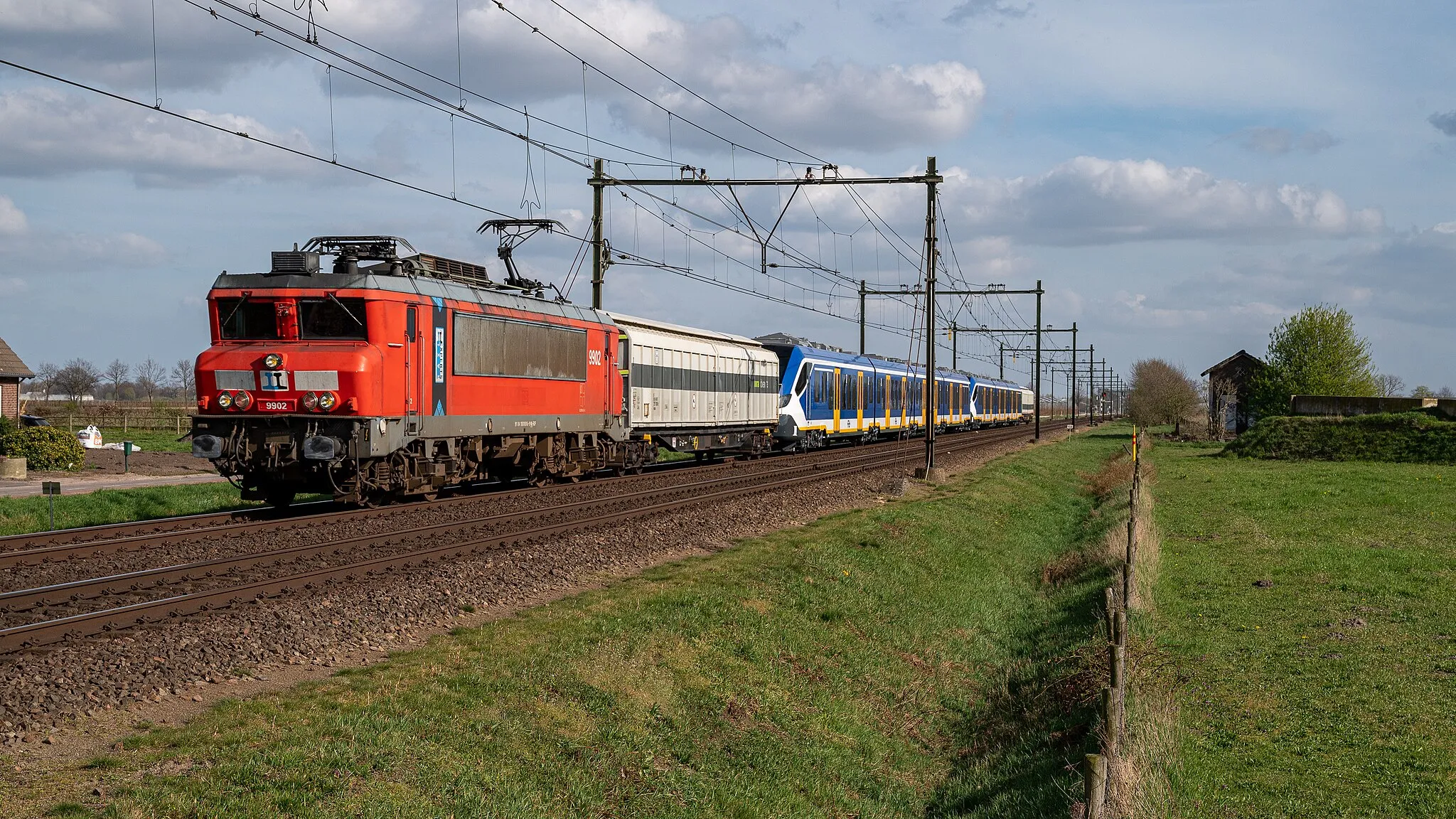 Photo showing: In het paasweekend werden via Venlo weer nieuwe SNG treinstellen Nederland binnen gebracht. Rail Experts 9902 bracht, als trein 13400, de SNG stellen 2762-3013 vanaf het grensstation richting Amsterdam.