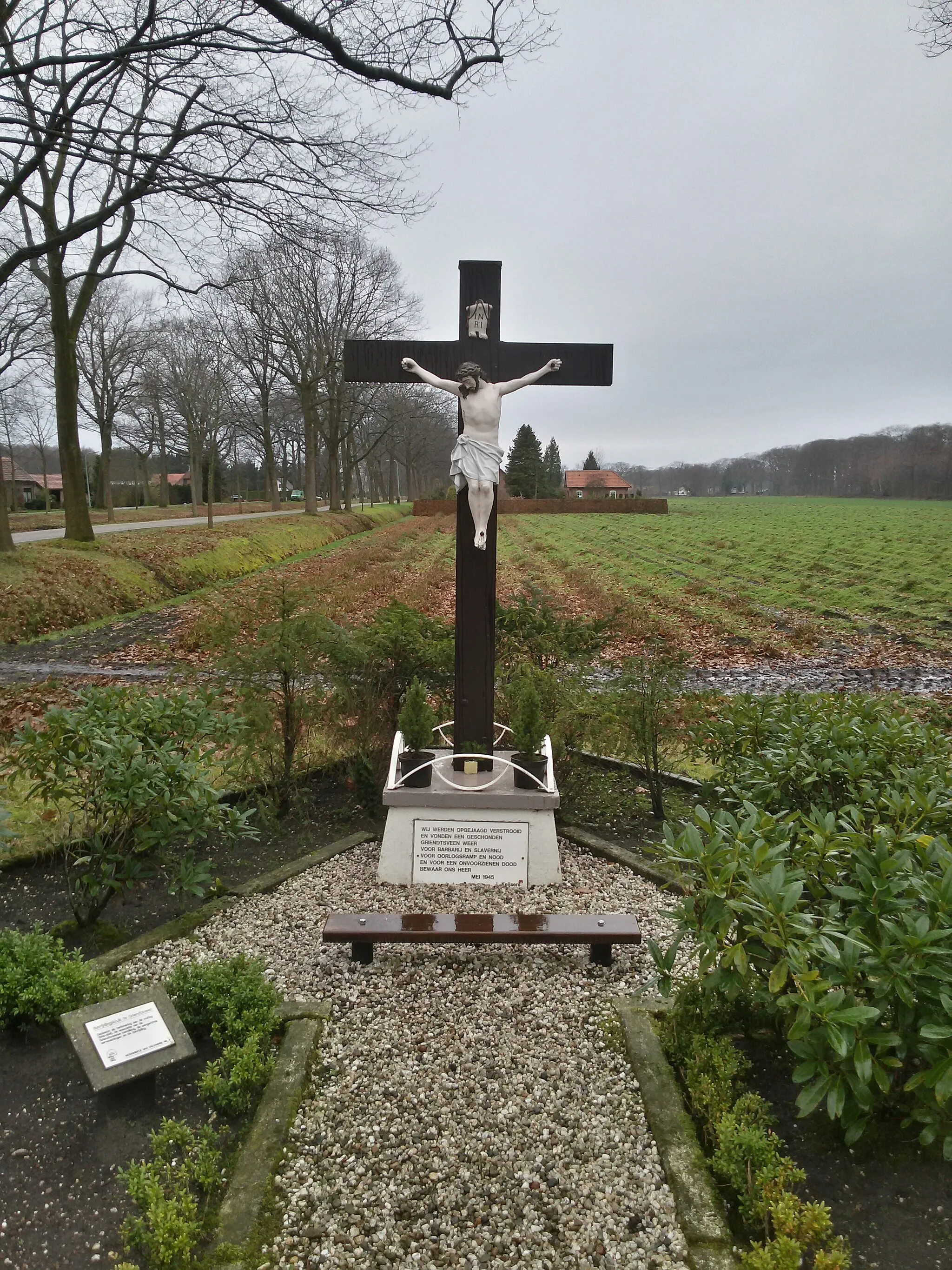 Photo showing: Bevrijdingskruis (herinnering aan de Tweede Wereldoorlog 1940-1945). Geplaatst aan de splitsing Kanaalweg-Lavendellaan in Griendtsveen.