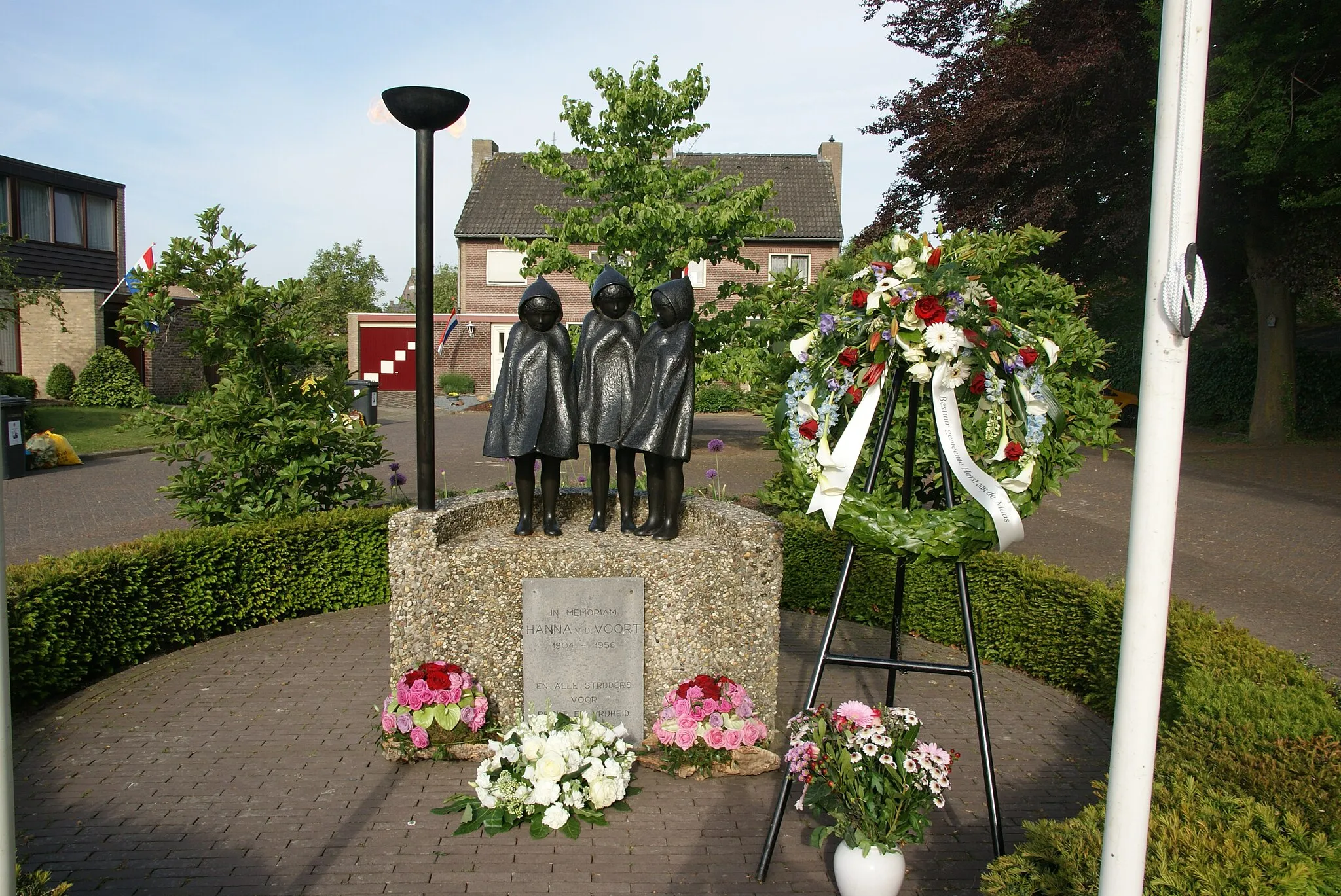 Photo showing: 5 mei 2014, foto genomen daags na de dodenherdenking. verzetsmonument ter ere van Hanna Van de Voort.