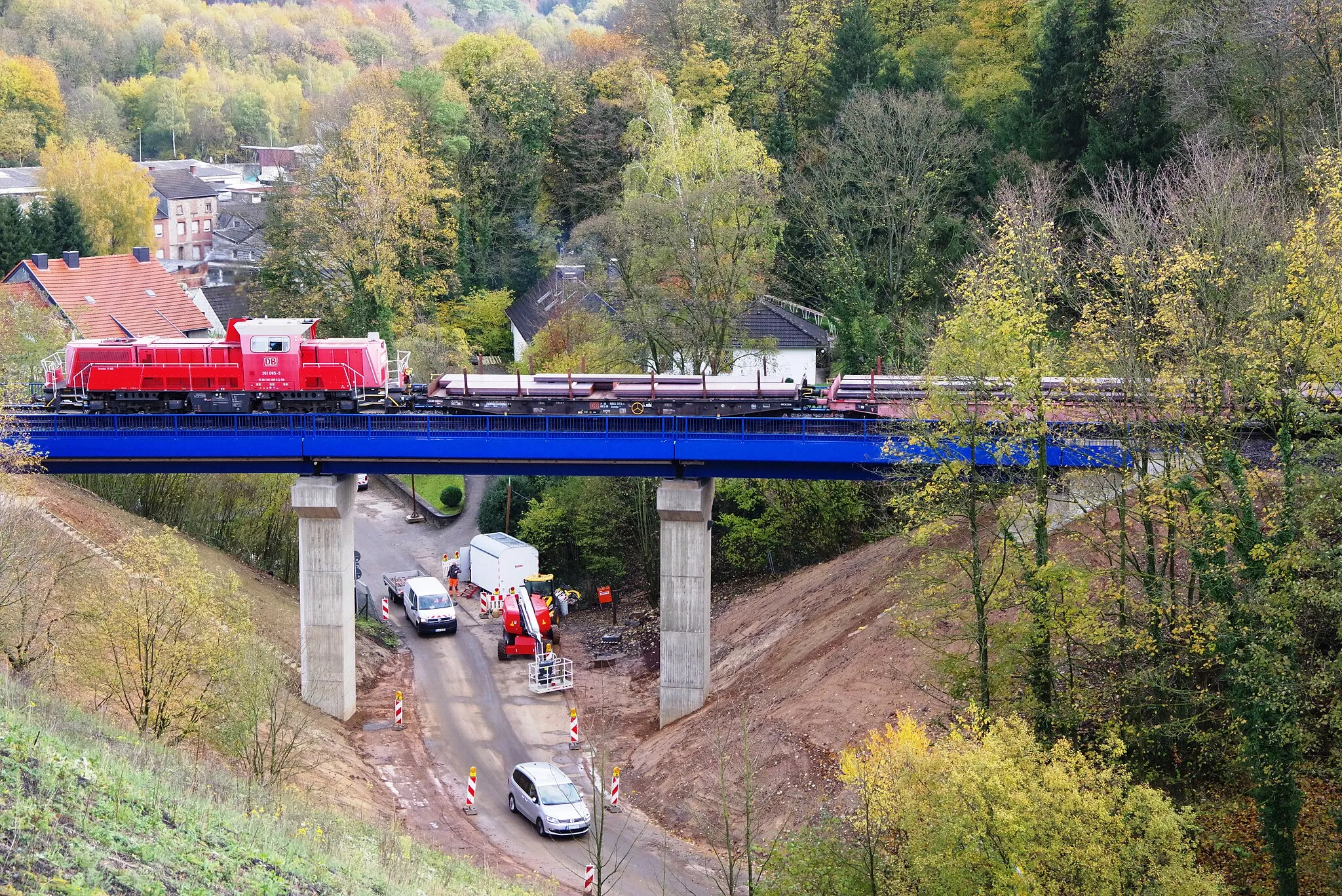 Photo showing: Rüstbach-Viadukt über das Rüstbachtal nach seiner Fertigstellung im November 2019, die erste Fahrt nach Wiederinbetriebnahme im Gütertransport