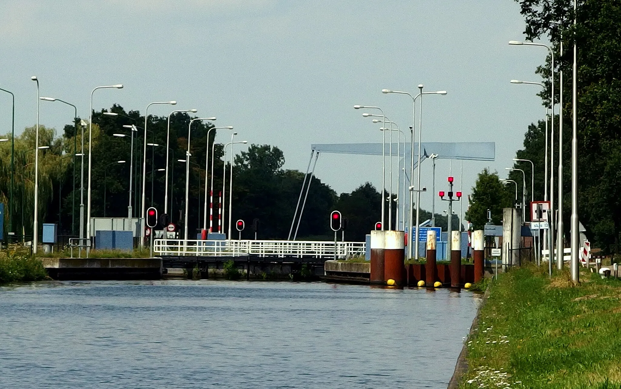 Photo showing: 2014-07-24: Sluis (canal lock) 13 in Zuid-Willemsvaart; near the hamlet Sluis 13.