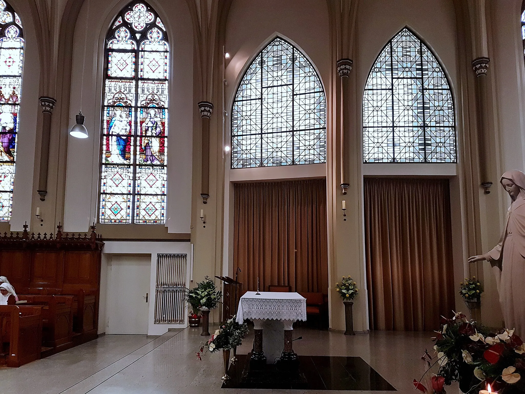 Photo showing: View from the devotional chapel into the private chapel of the Monastery of the Holy Ghost in Steyl (Venlo), the Netherlands. This is the mother house of the RC Congregation of the Servants of the Holy Spirit of Perpetual Adoration (Servae Spiritus Sancti de Adoratione Perpetua; SSpSAP). The devotional chapel is open to the public and allows for a view into the private chapel, where the Holy Sacrament is worshipped day and night by the "Pink Sisters".