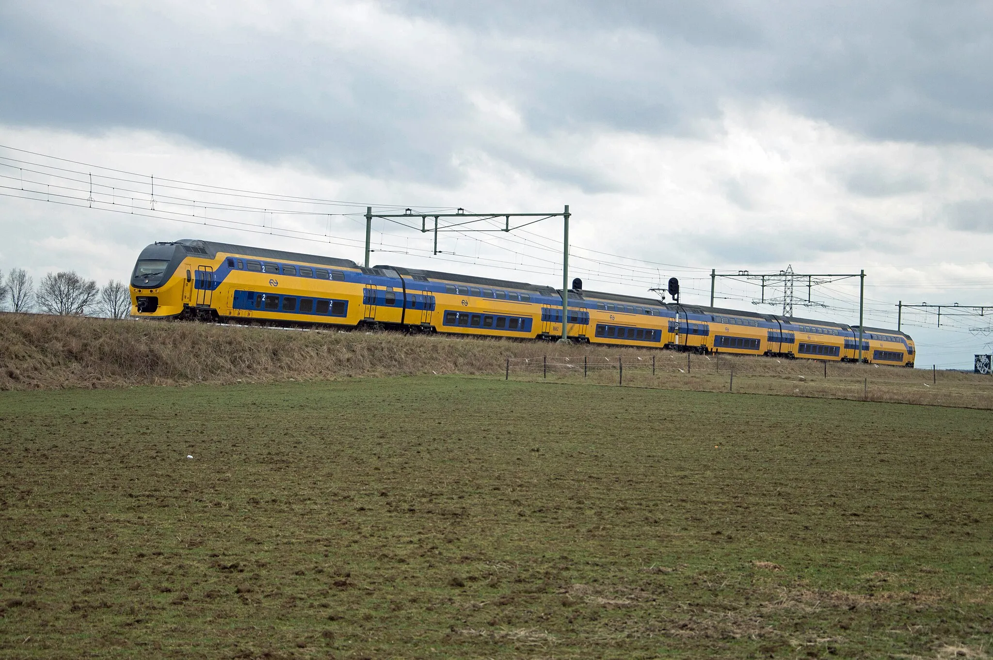 Photo showing: De Intercity richting Eiindhoven rijdt via de dijk het bruggetje bij het Limburgse Herten op.

Vandaag 17 maart 2013 pendelt de trein tussen Maastricht en Eindhoven, vanwege werkzaamheden bij 's-Hertogenbosch.