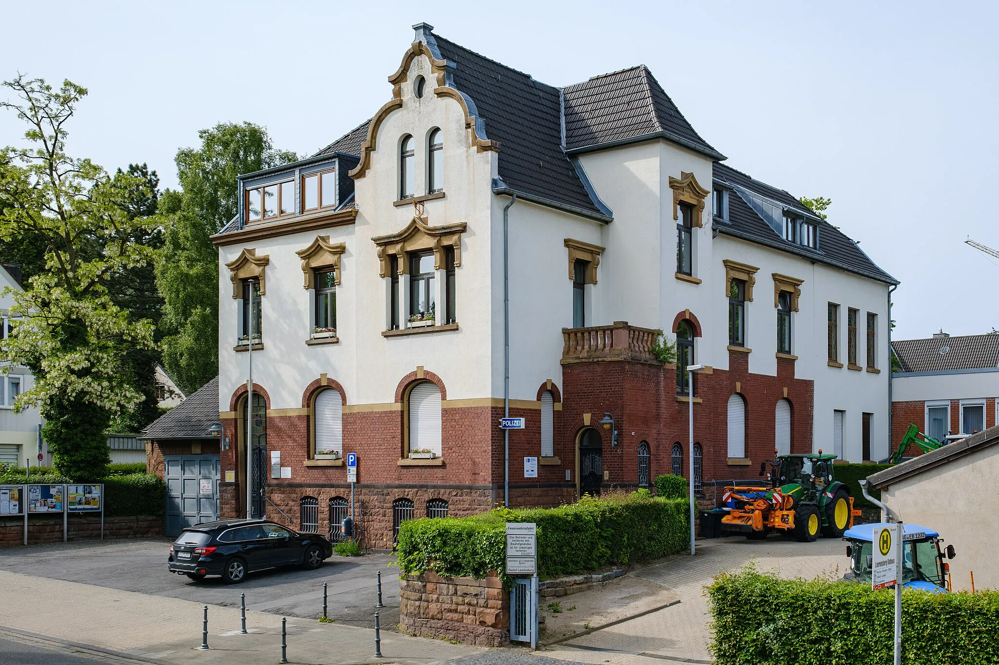 Photo showing: Rathausstr. 12 - Das Rathaus Laurensberg, samt polizeilicher Anlaufstelle, Einfahrt zum Bauhof und angegliederter Wache der freiwilligen Feuerwehr (im Hintergrund noch teils erkennbar)