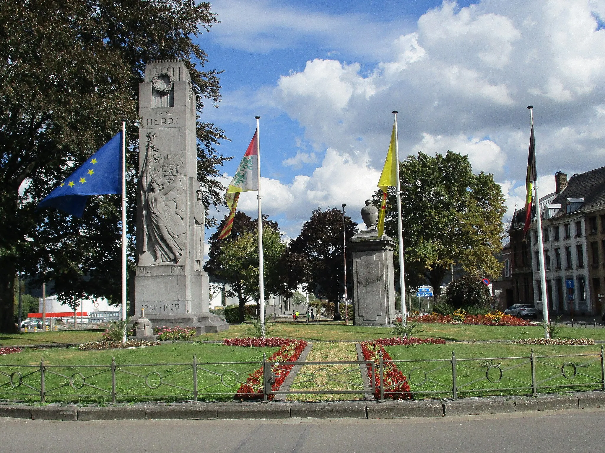 Photo showing: Place Licourt in Herstal with memorial for the heroes of the worldwars and public waterpump from 1775