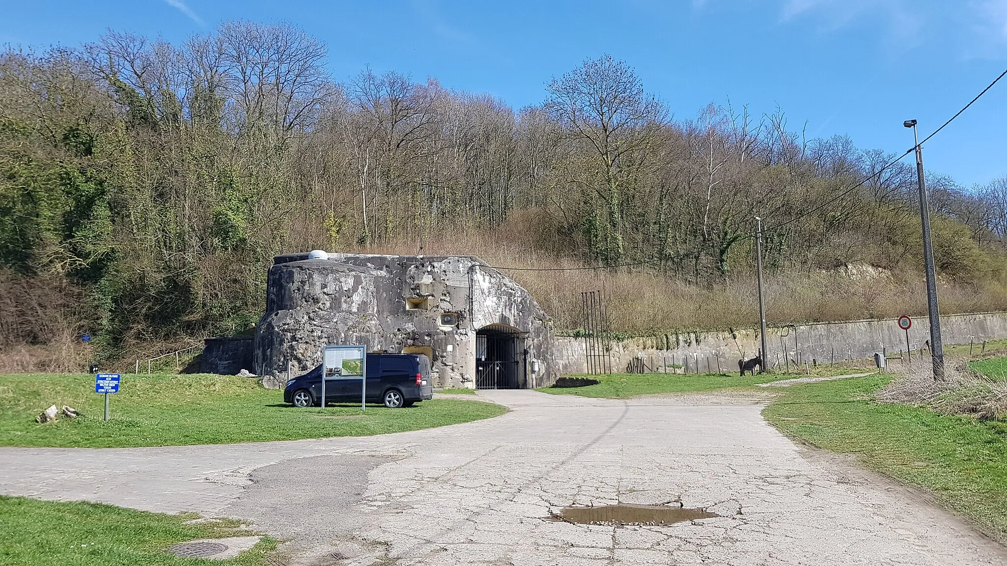 Photo showing: in front of the entrance of Fort Eben-Emael, Bassenge, Belgium