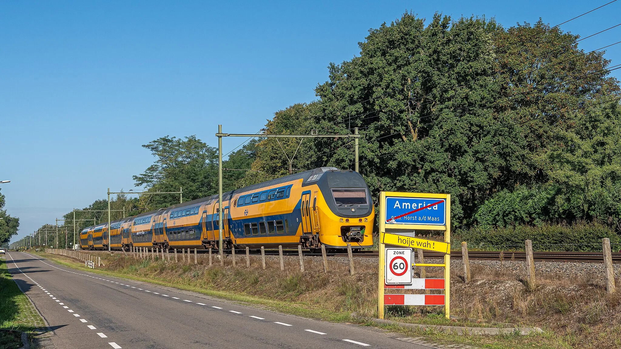 Photo showing: NSR VIRMm 8671 rijdt het Limburgse America binnen. De trein is onderweg als IC 3523 naar eindbestemming Venlo